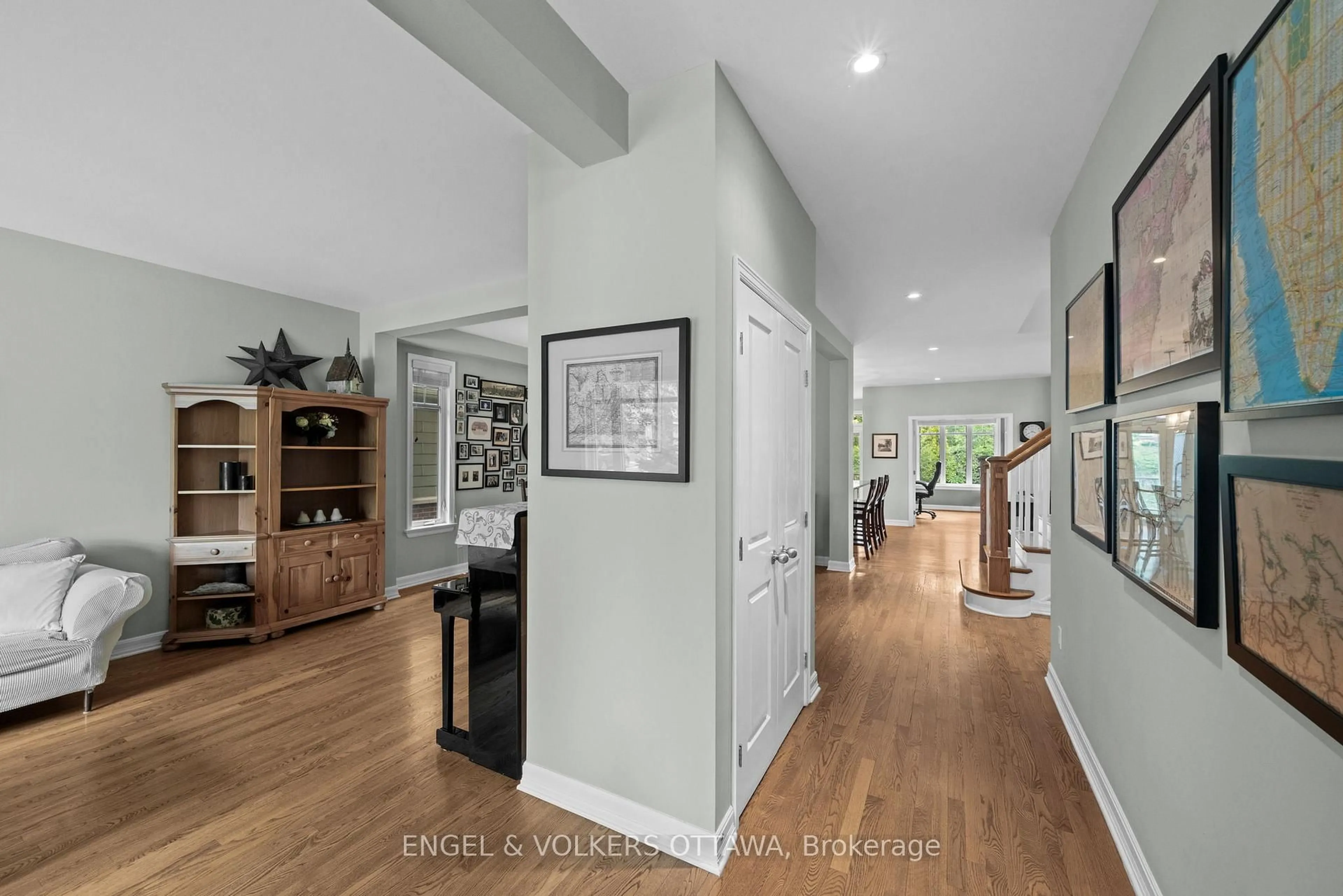 Indoor entryway for 564 Erinwoods Circ, Ottawa Ontario K2J 5M8