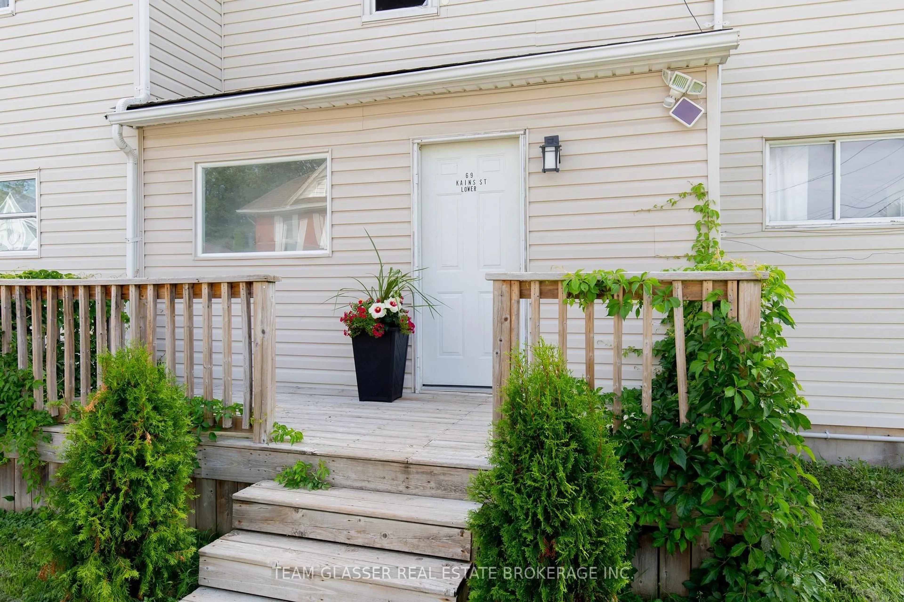 Patio, street for 69 KAINS St, St. Thomas Ontario N5P 1N5