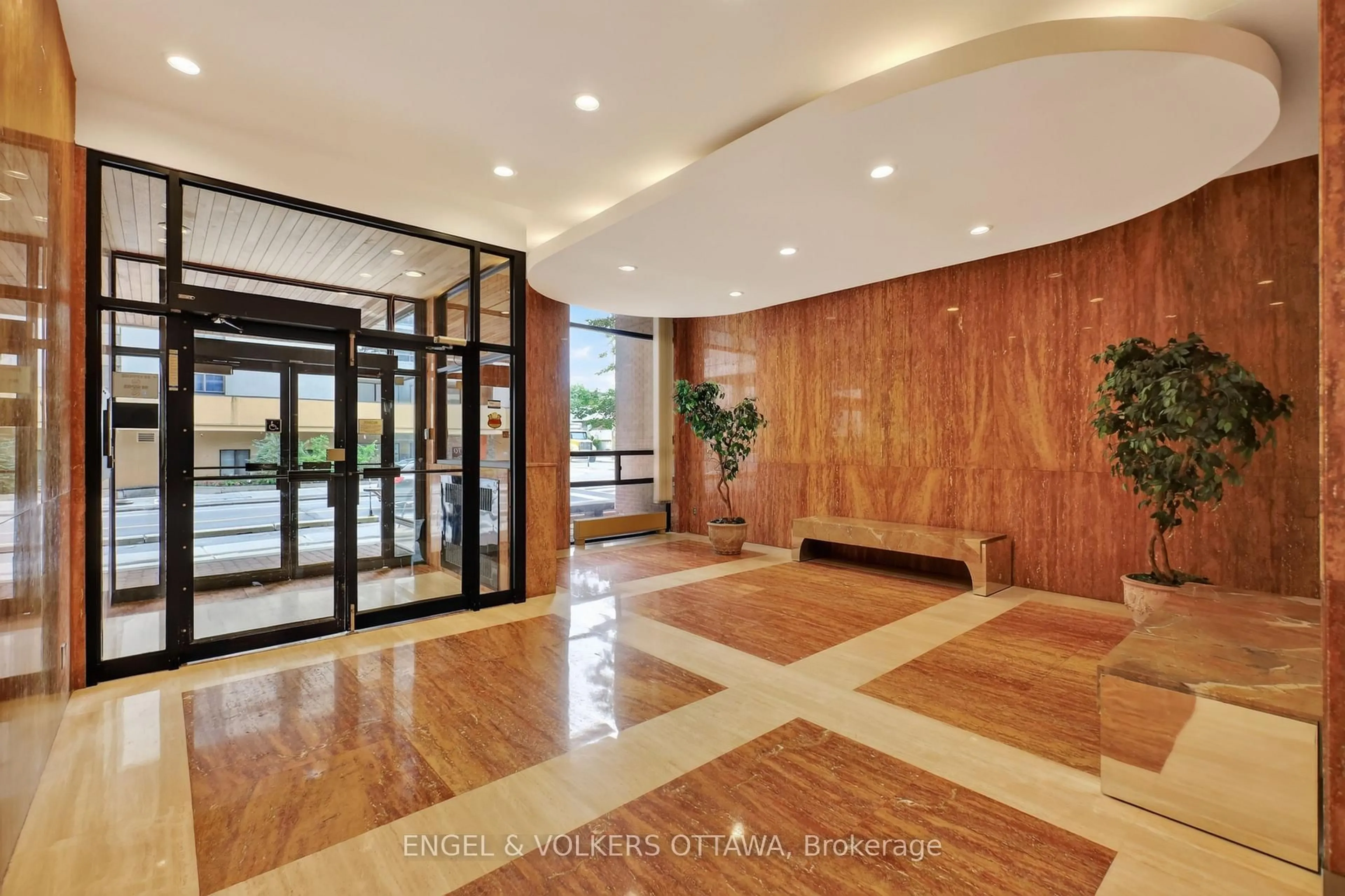 Indoor foyer for 475 Laurier Ave #1007, Ottawa Ontario K1R 7X1
