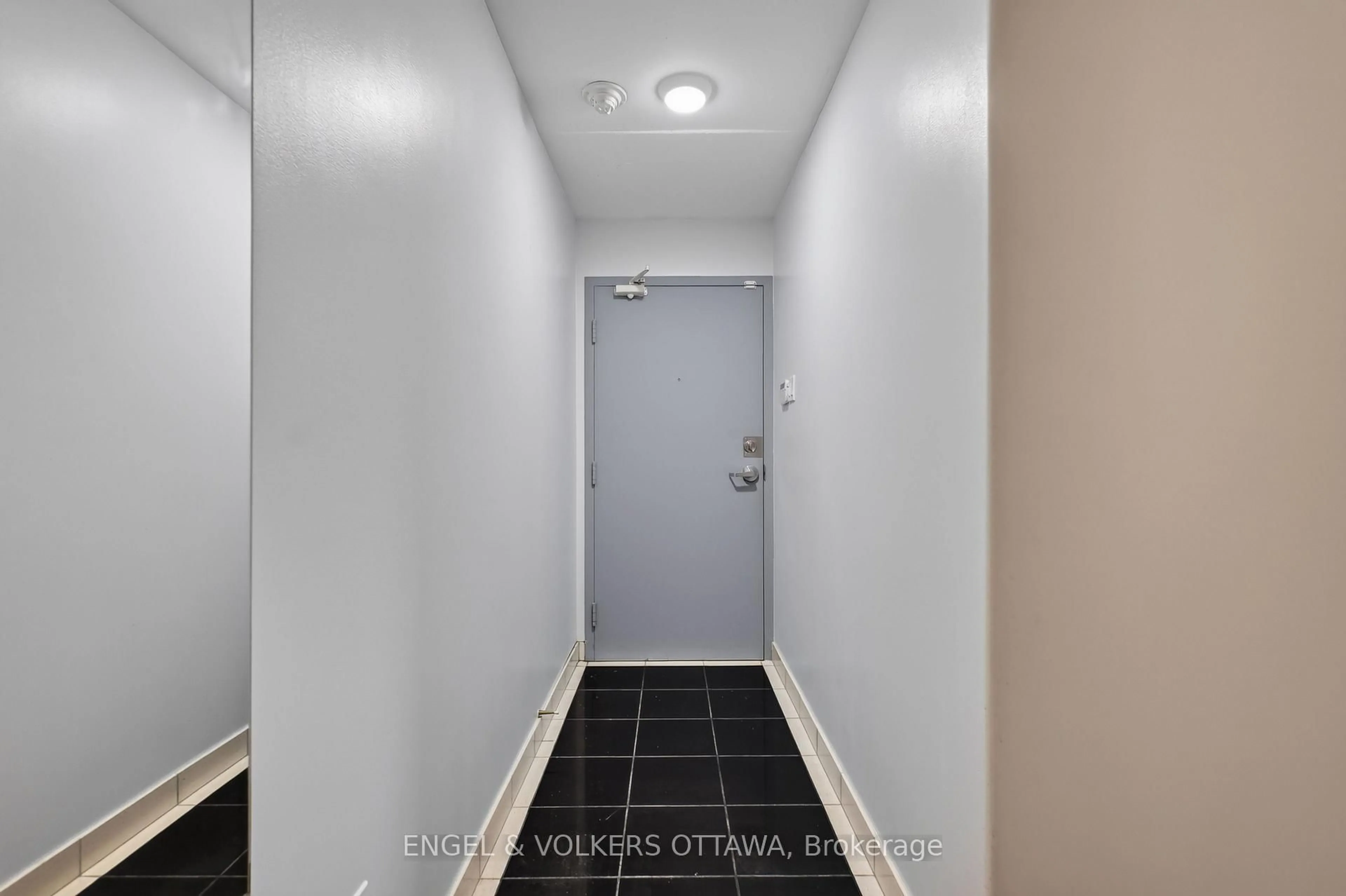 Indoor entryway for 475 Laurier Ave #1007, Ottawa Ontario K1R 7X1