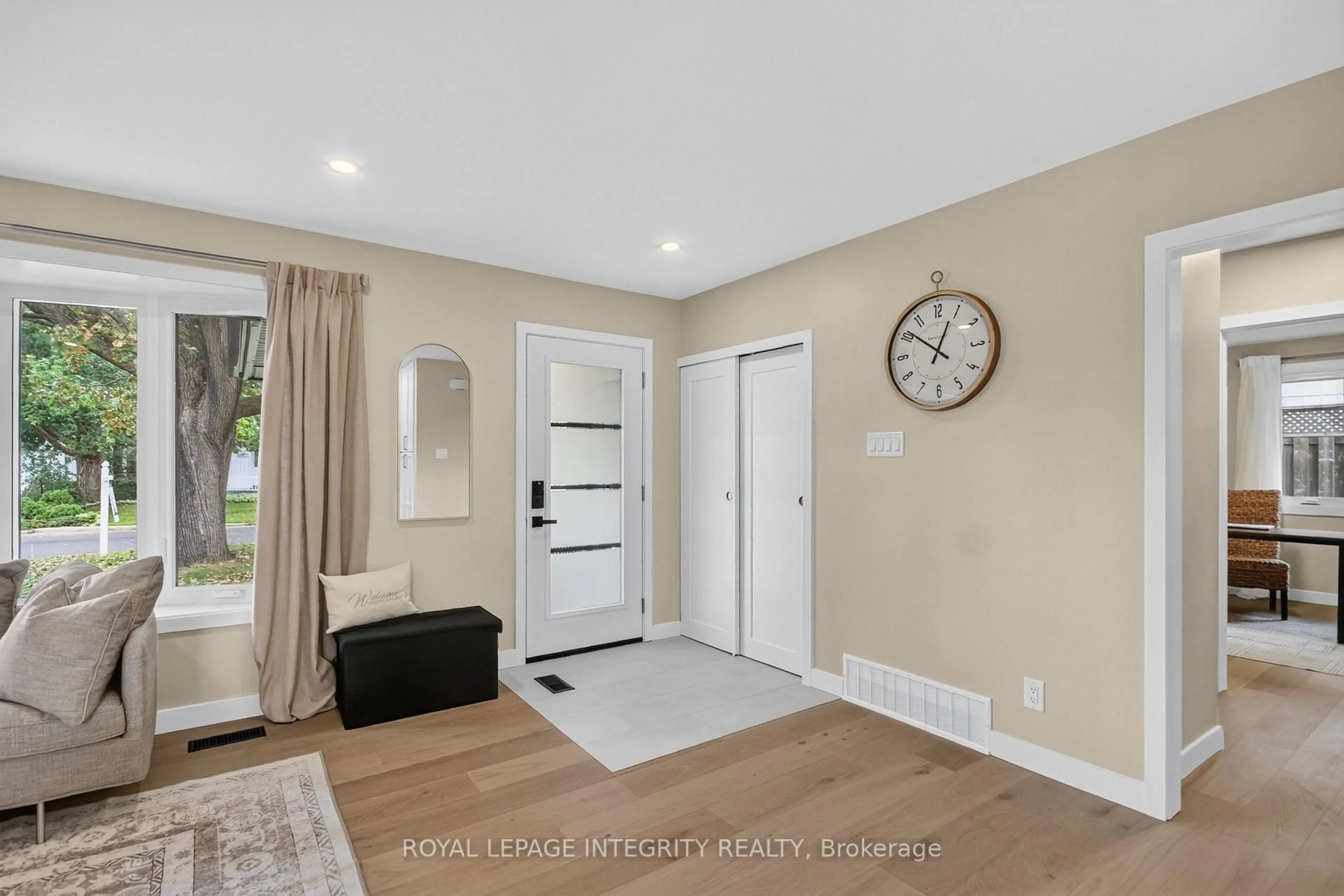 Indoor entryway for 2698 ULSTER Cres, Ottawa Ontario K1V 8J6
