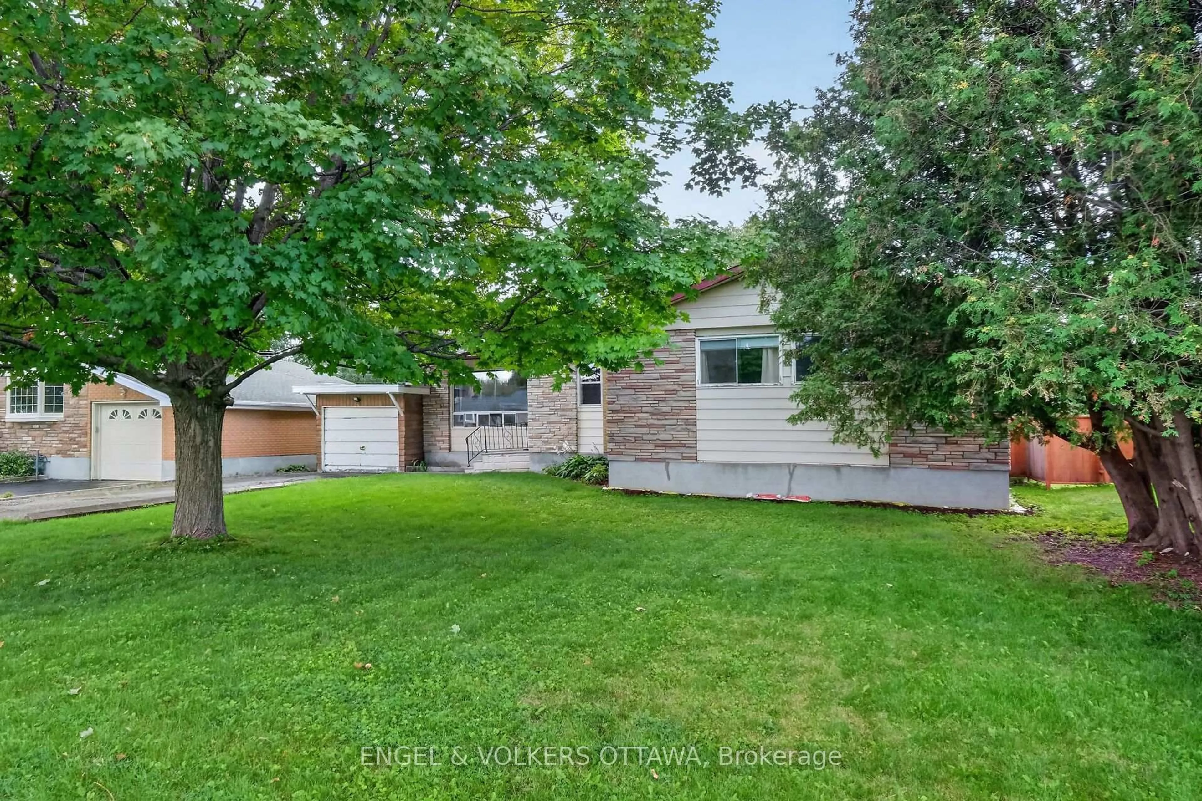 A pic from outside/outdoor area/front of a property/back of a property/a pic from drone, street for 14 Oakview Ave, Ottawa Ontario K2G 3A1