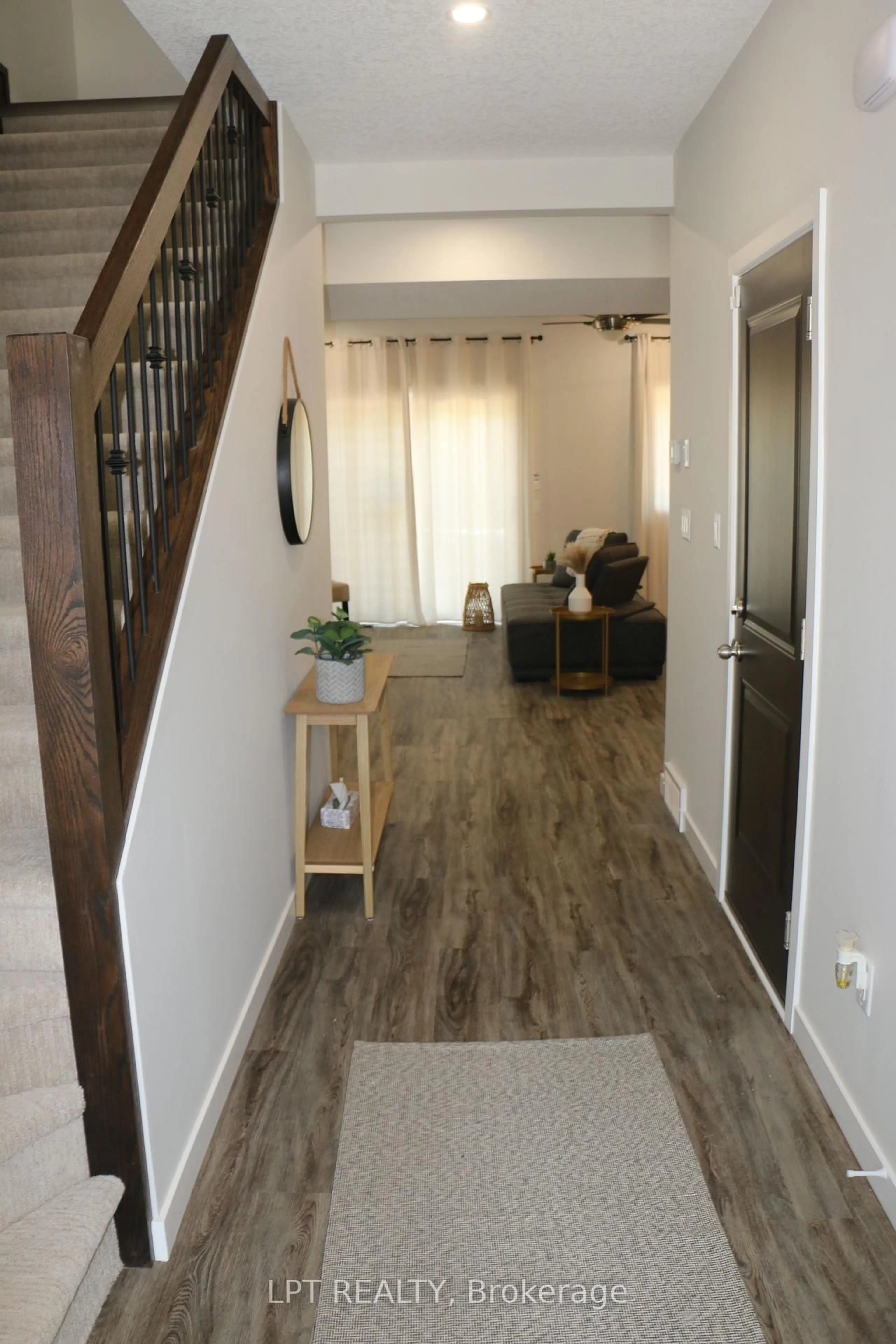 Indoor entryway for 105 King St, Chatham-Kent Ontario N7M 3N1
