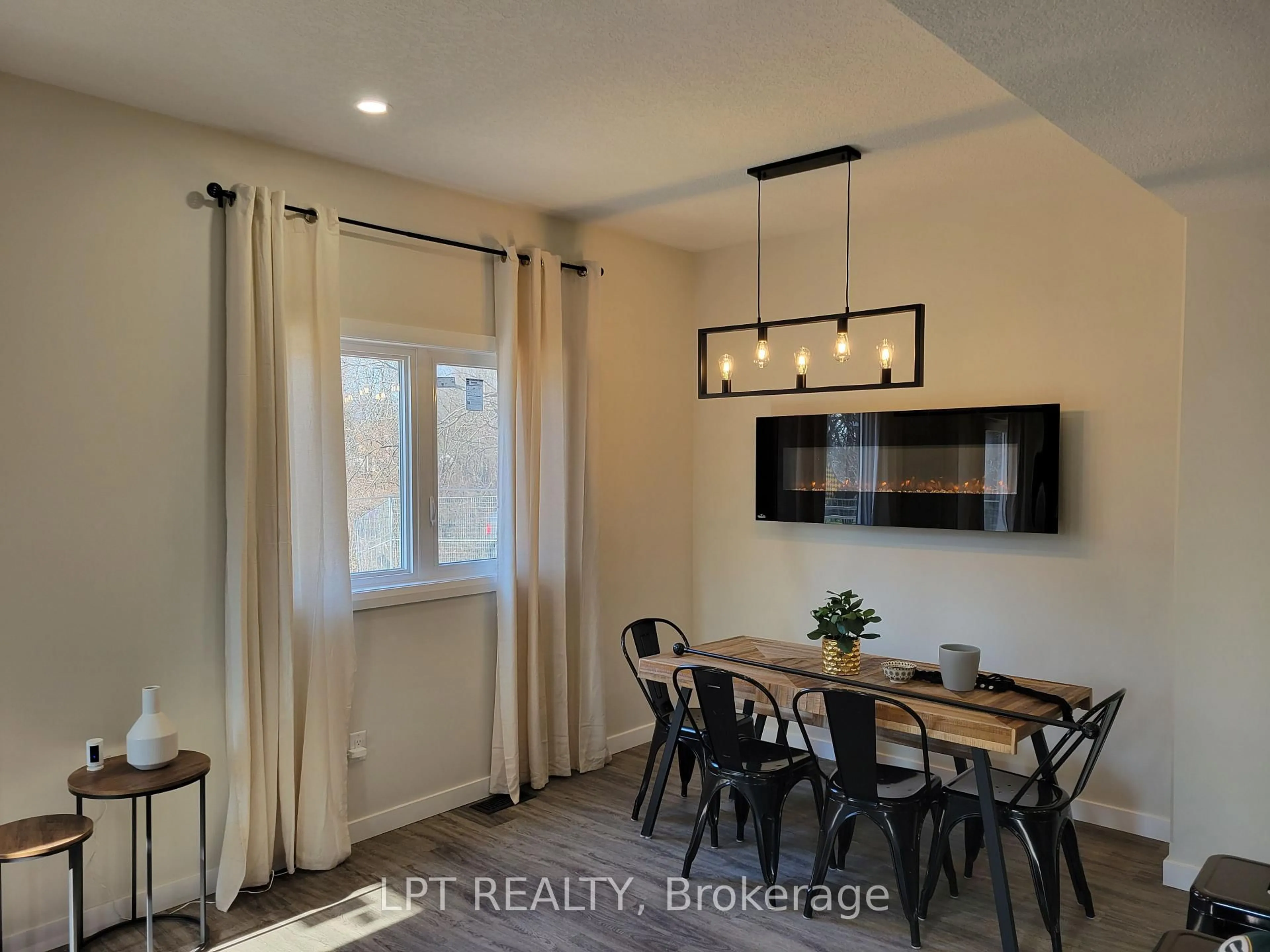 Unknown for 105 King St, Chatham-Kent Ontario N7M 3N1