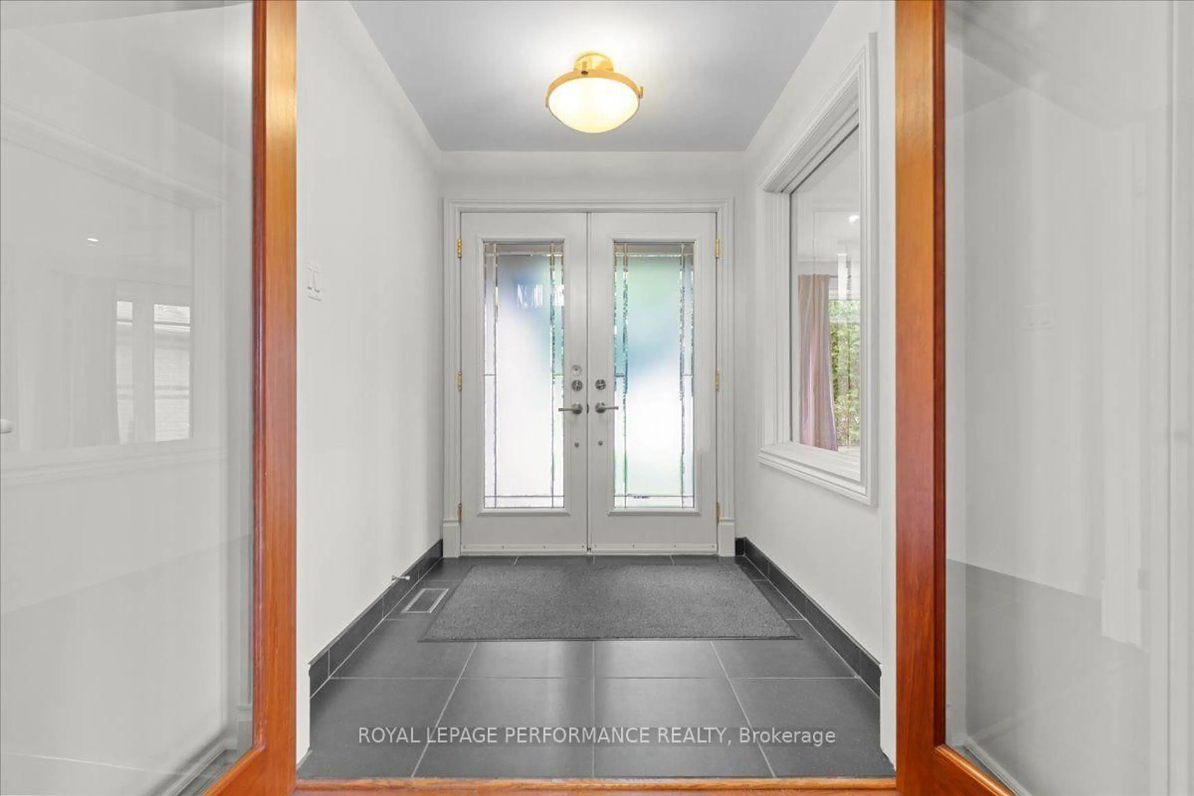 Indoor entryway for 4 Wellsmere Crt, Ottawa Ontario K2E 8C2
