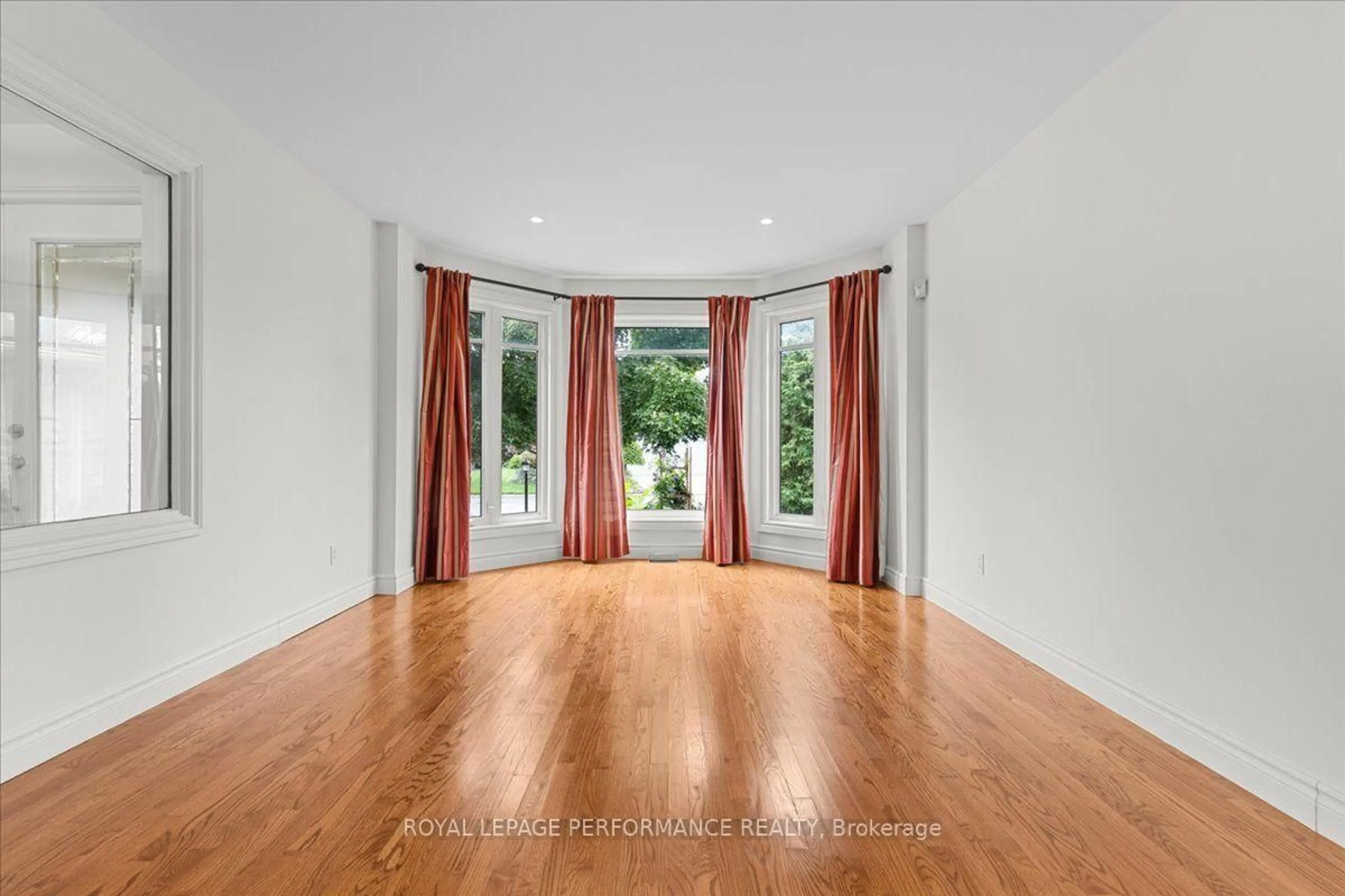 Indoor foyer for 4 Wellsmere Crt, Ottawa Ontario K2E 8C2