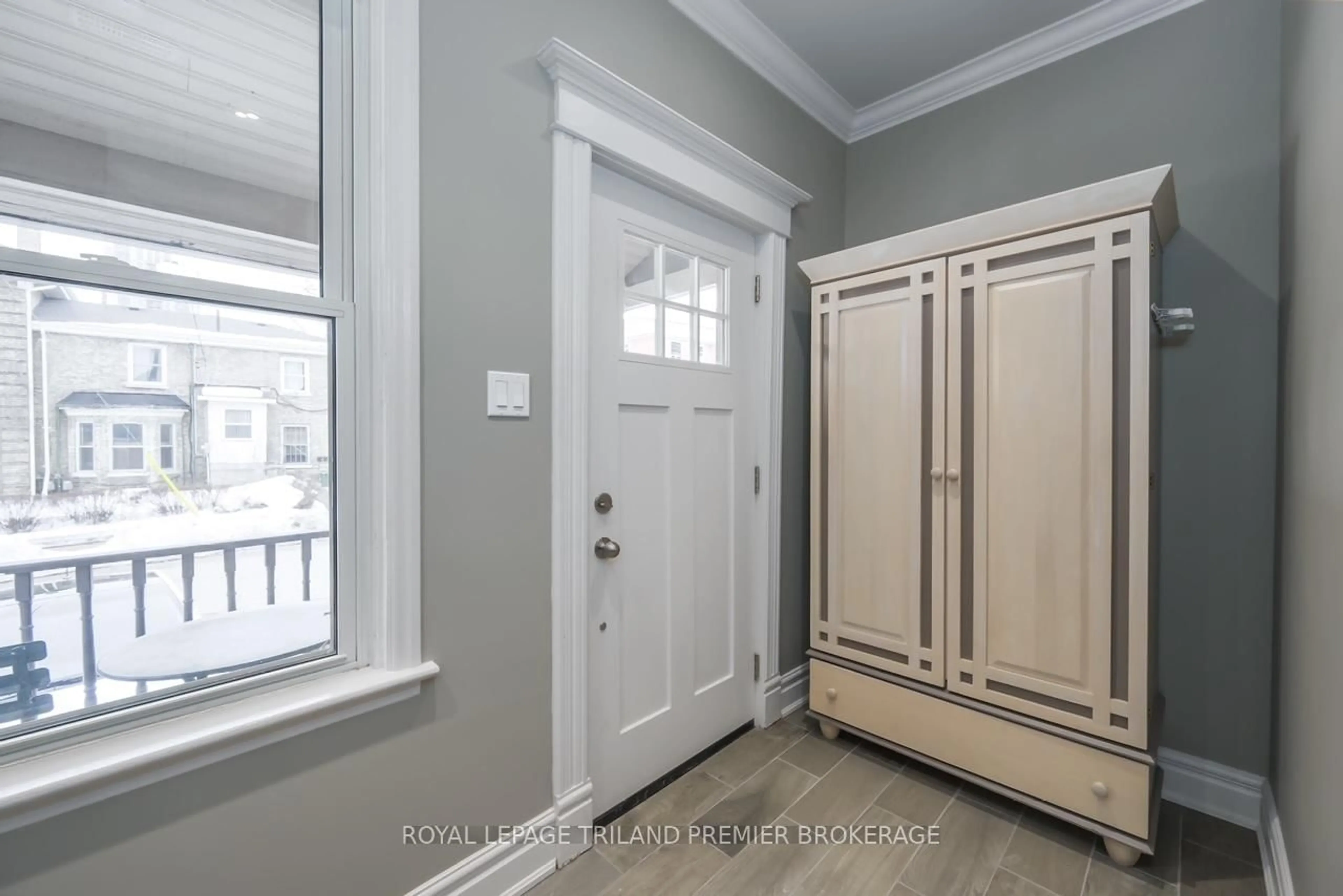 Indoor entryway for 100 Central Ave, London East Ontario N6A 1M4
