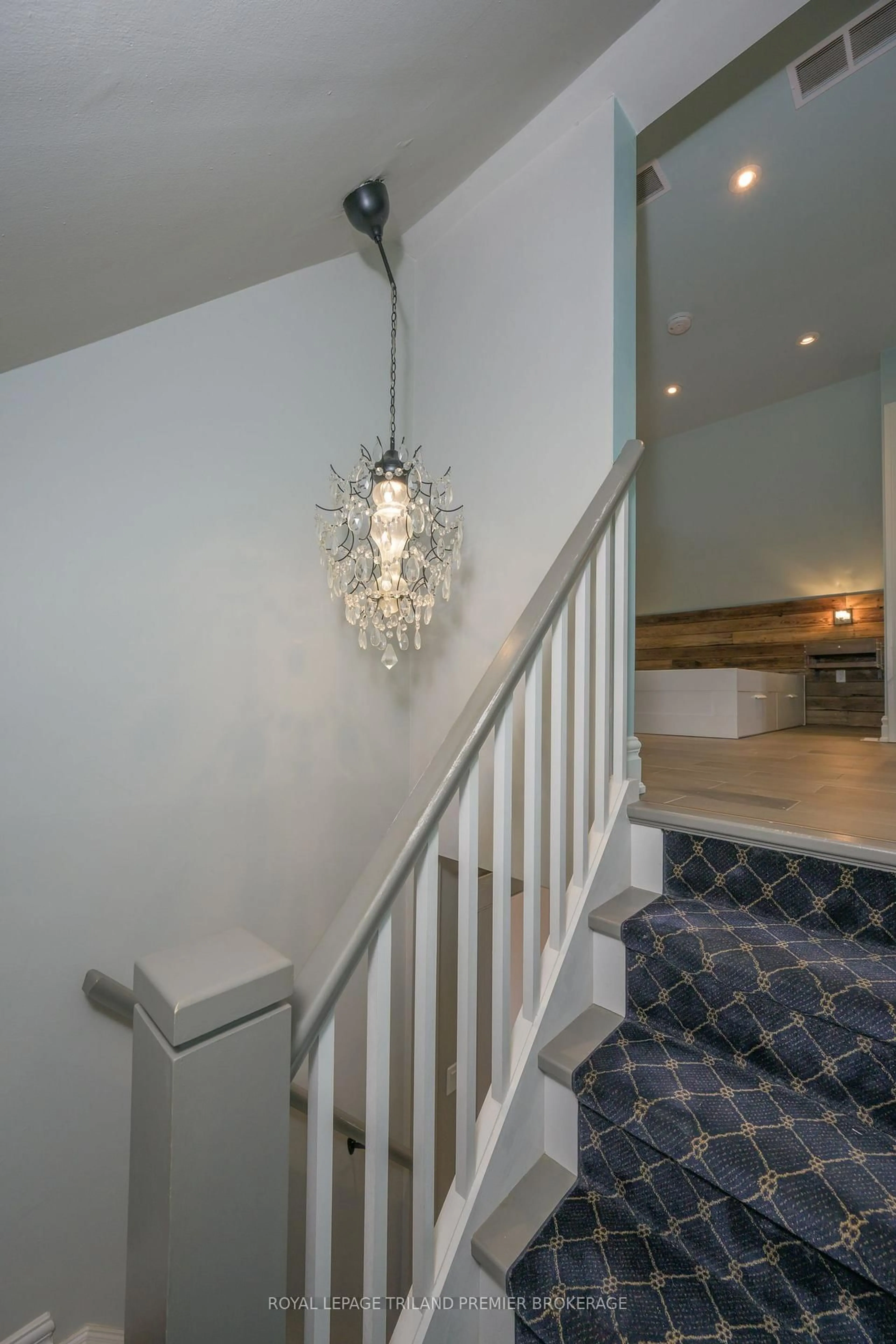 Indoor foyer for 100 Central Ave, London East Ontario N6A 1M4