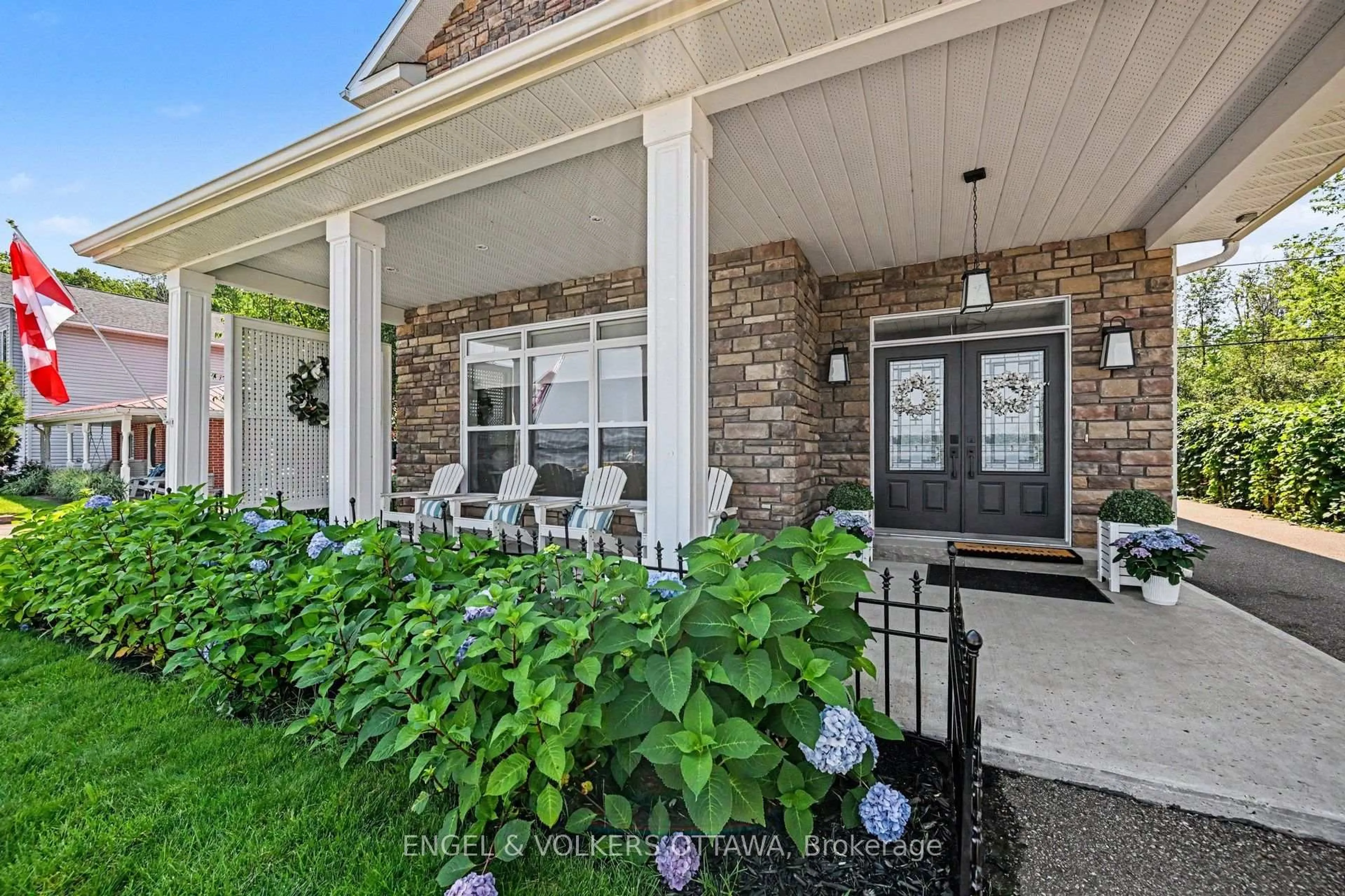 Indoor entryway for 835 Archibald St, Braeside Ontario K0A 1G0