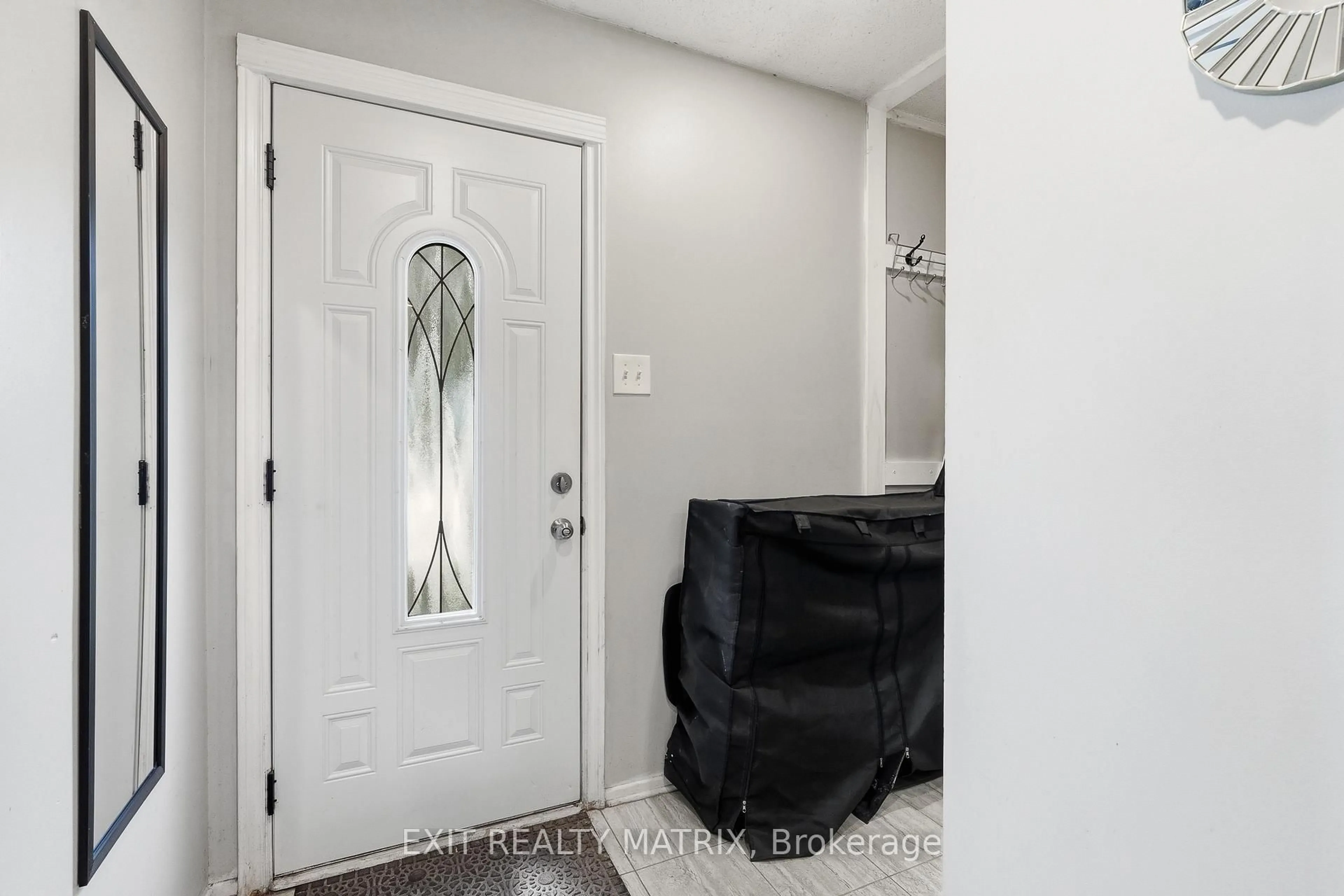 Indoor entryway for 1661 Heron Rd #3, Ottawa Ontario K1V 6A3