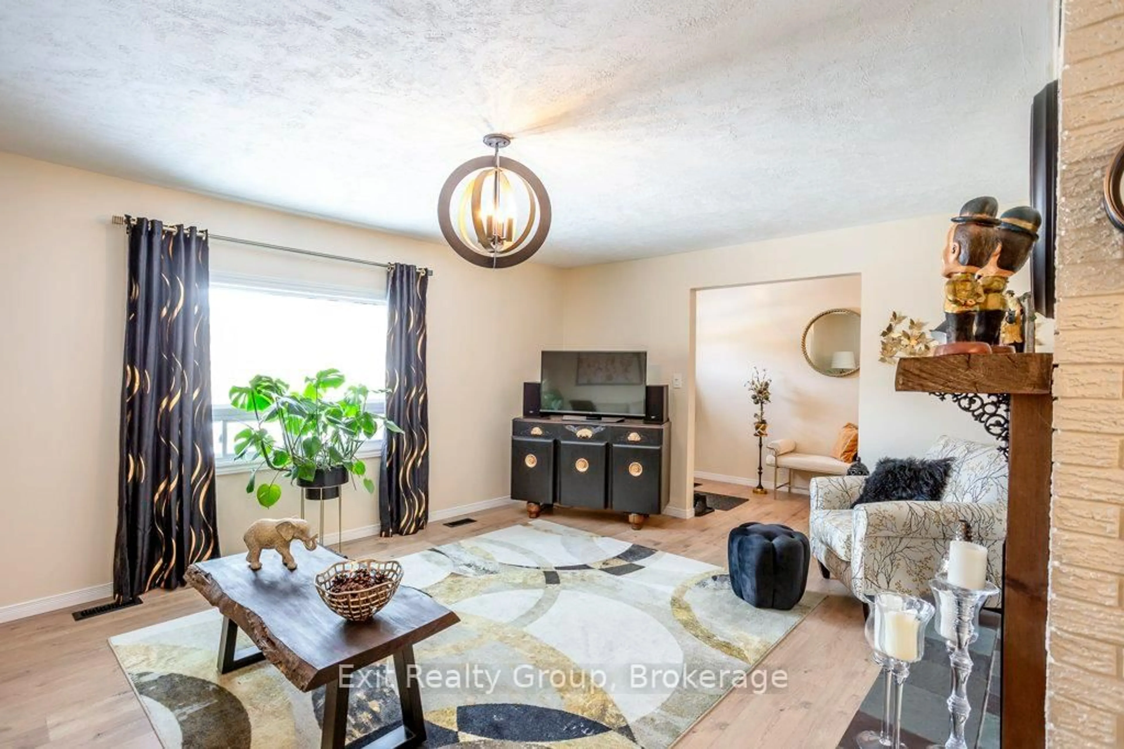 Living room with furniture, unknown for 640 Victoria St, Tweed Ontario K0K 3J0