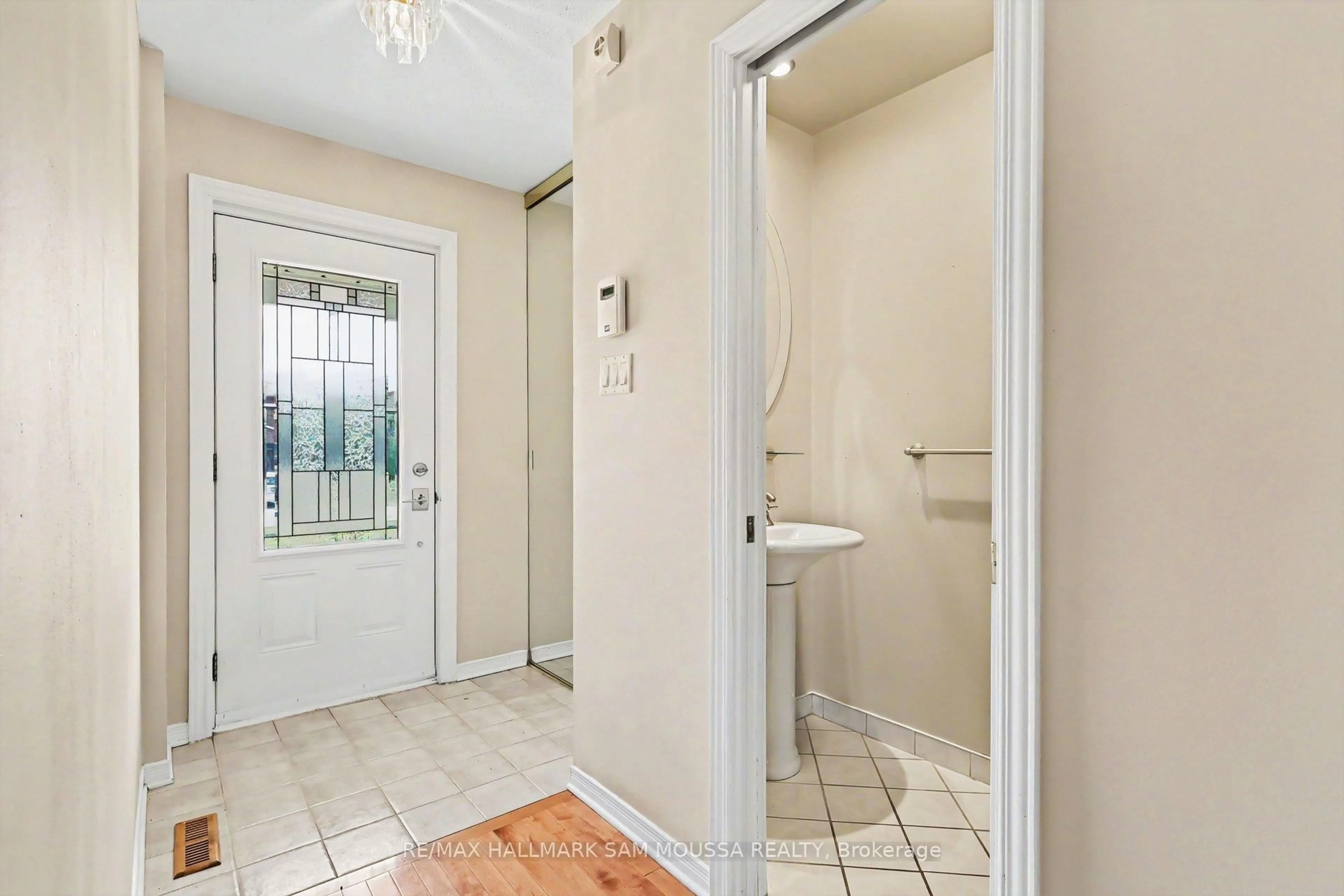 Indoor entryway for 1475 Deavy Way, Ottawa Ontario K1E 2W7