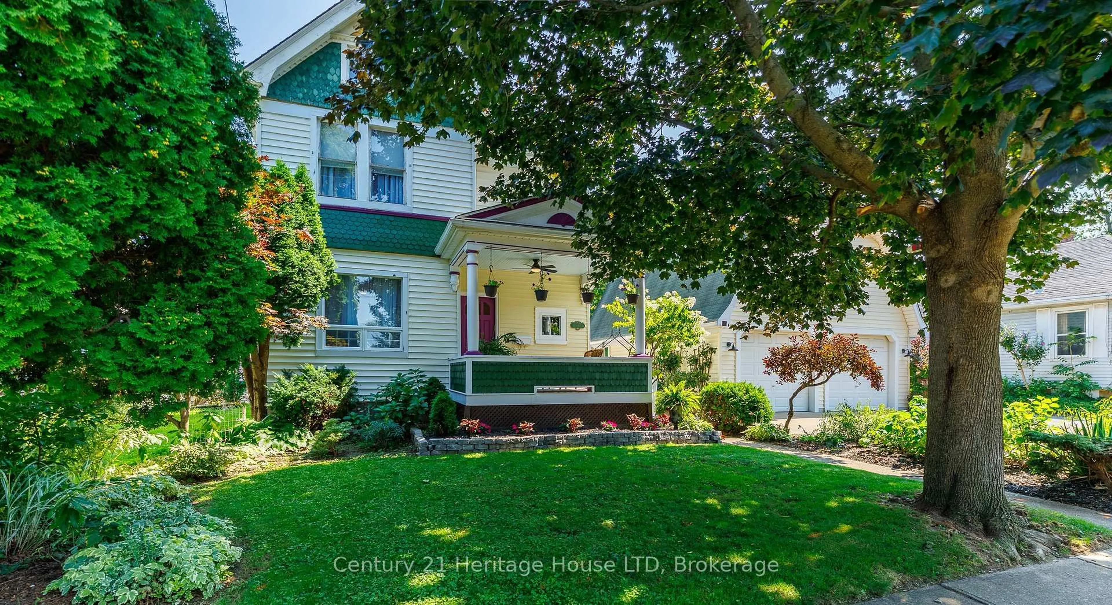 A pic from outside/outdoor area/front of a property/back of a property/a pic from drone, street for 34 Henry St, St. Catharines Ontario L2R 5T6