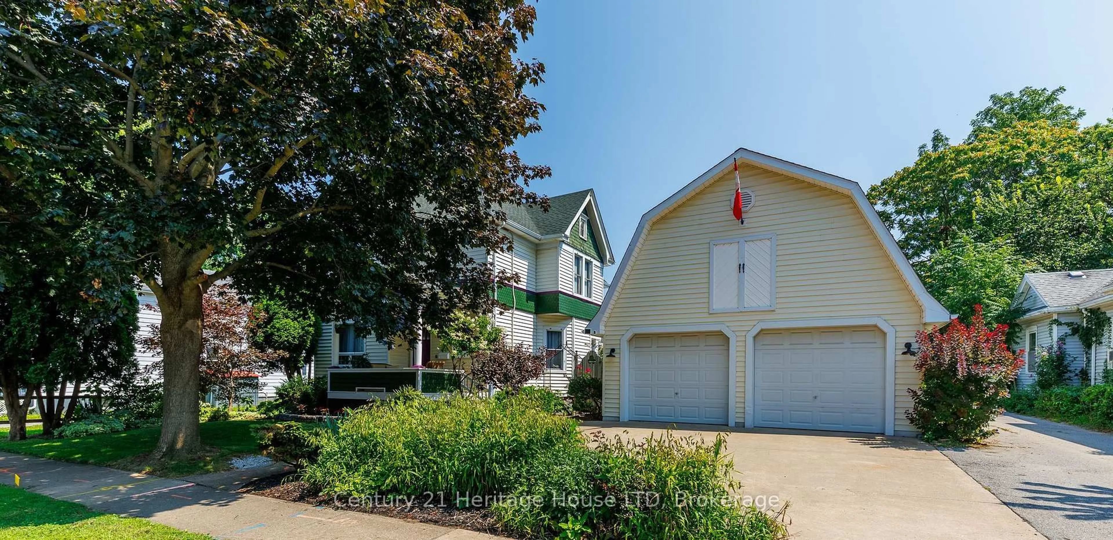 Home with vinyl exterior material, street for 34 Henry St, St. Catharines Ontario L2R 5T6