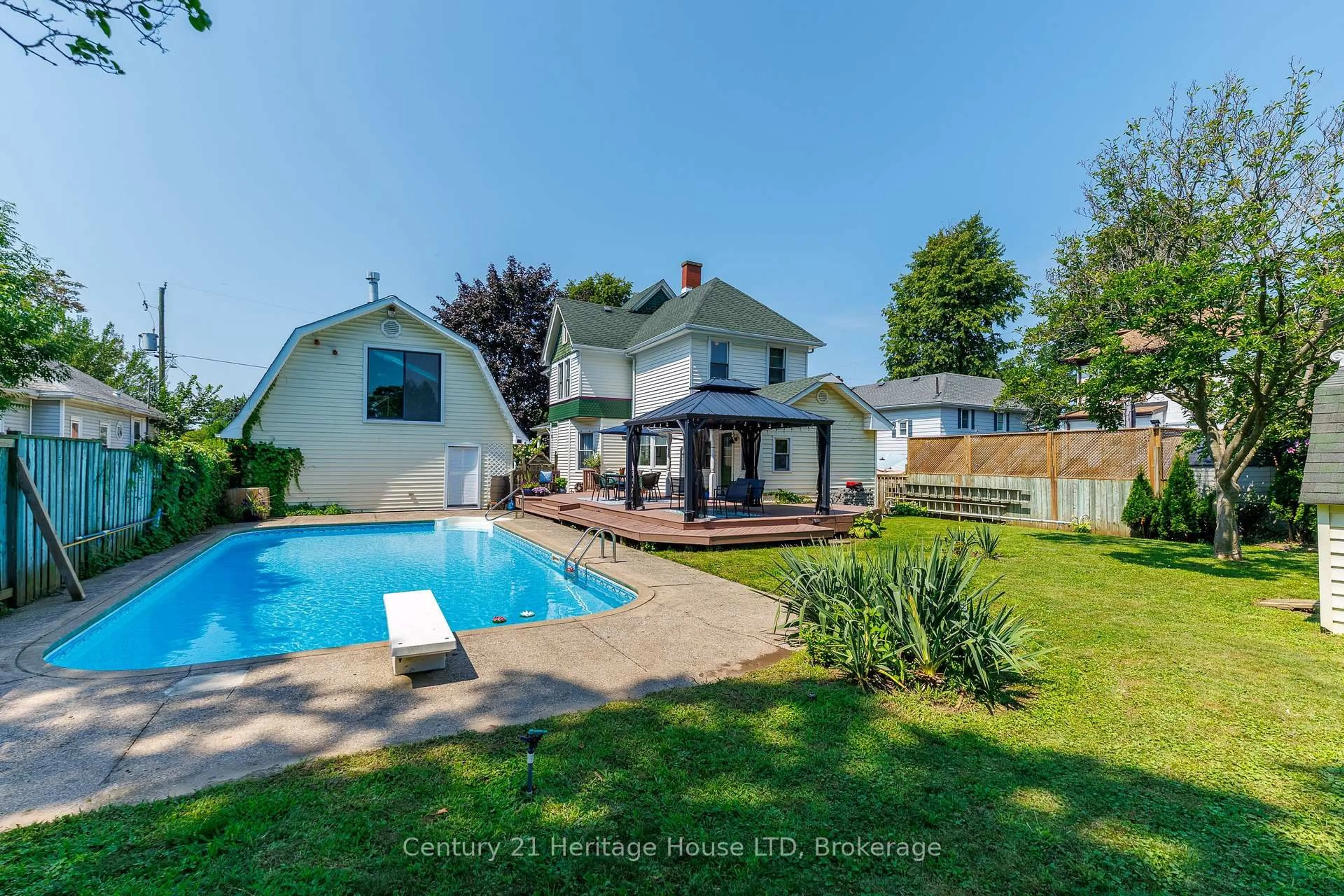 A pic from outside/outdoor area/front of a property/back of a property/a pic from drone, water/lake/river/ocean view for 34 Henry St, St. Catharines Ontario L2R 5T6
