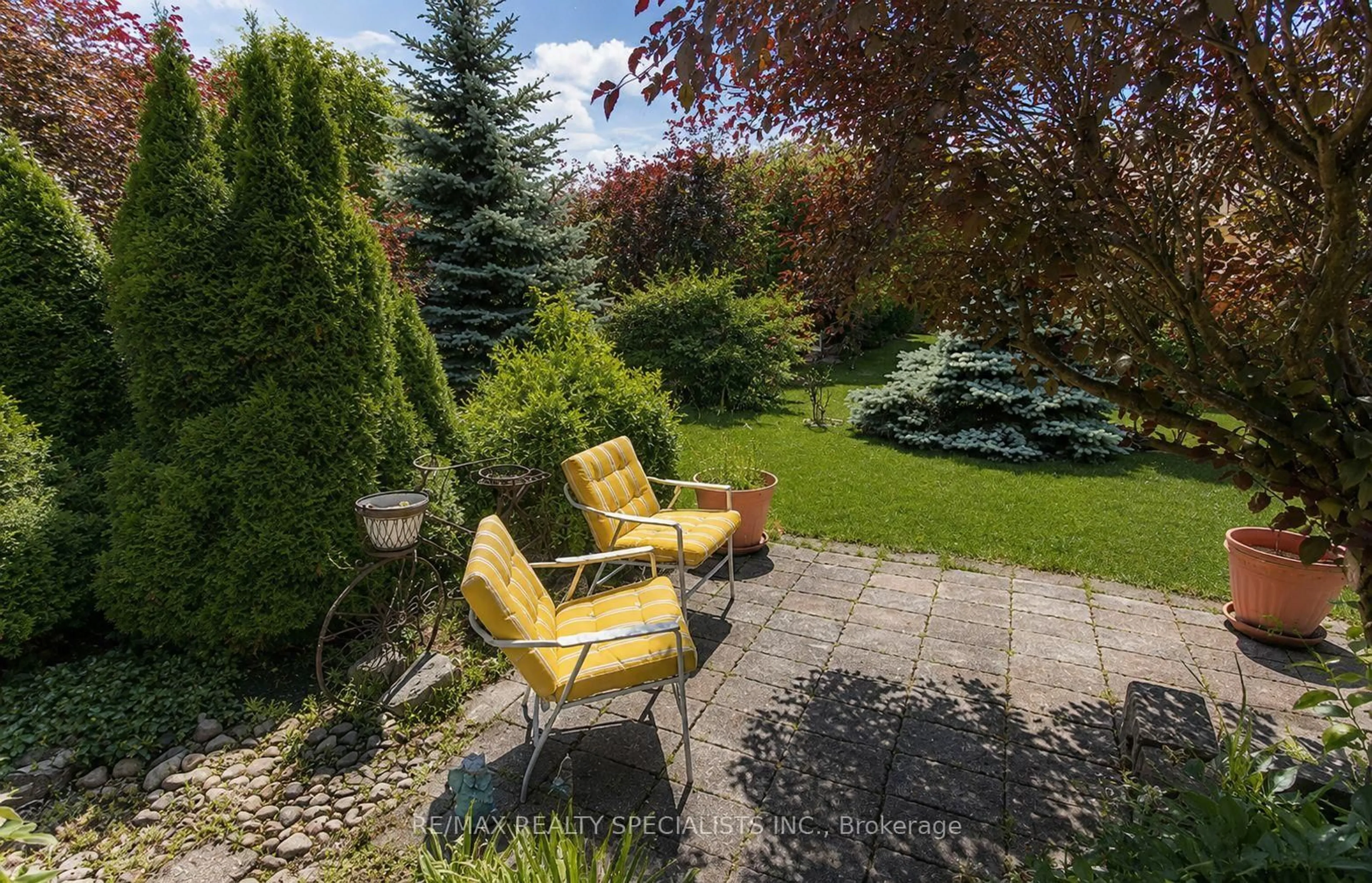 Patio, street for 61 Jones Cres, Tillsonburg Ontario N4G 5X5