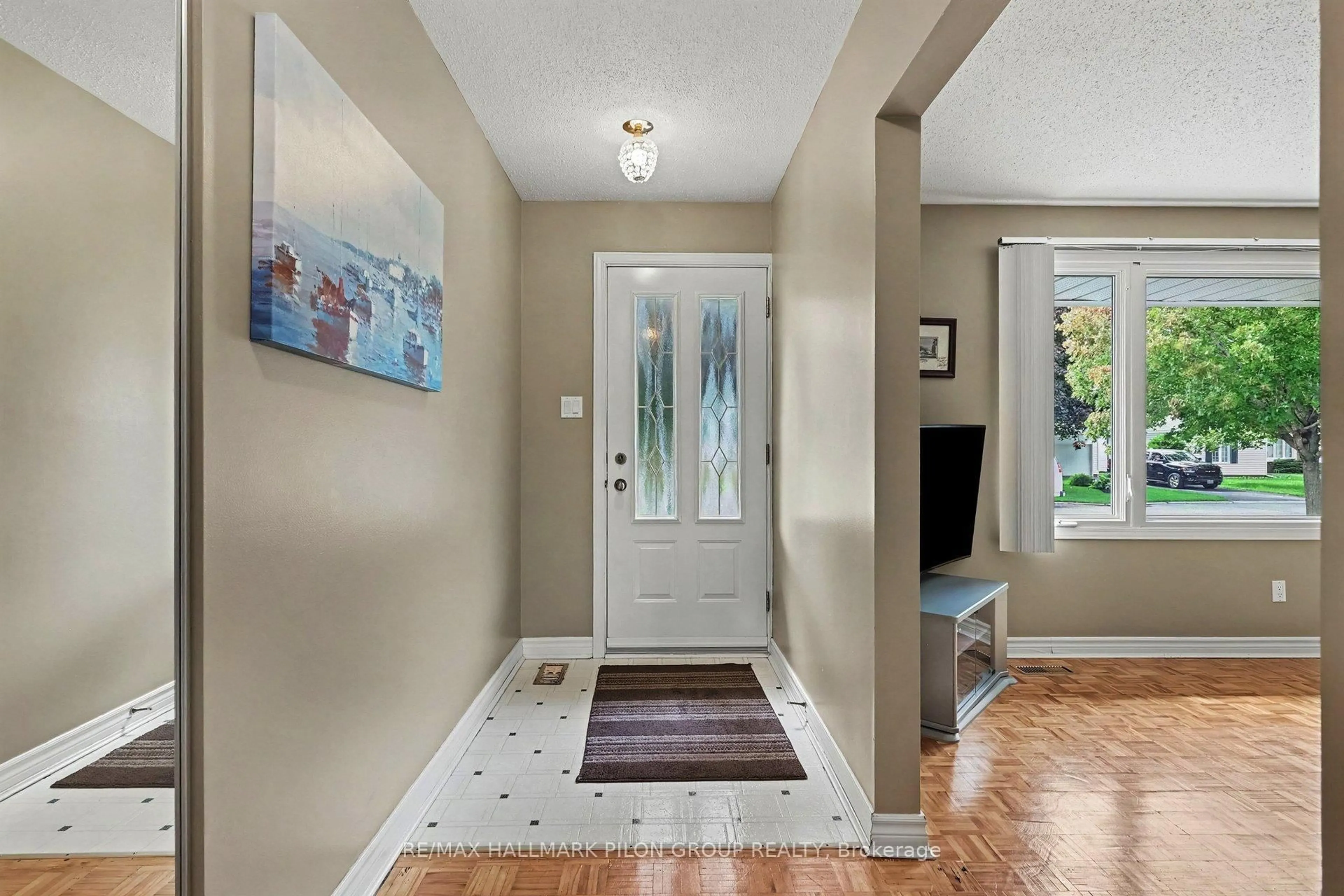 Indoor entryway for 496 Tisdale Cres, Ottawa Ontario K1J 7A6