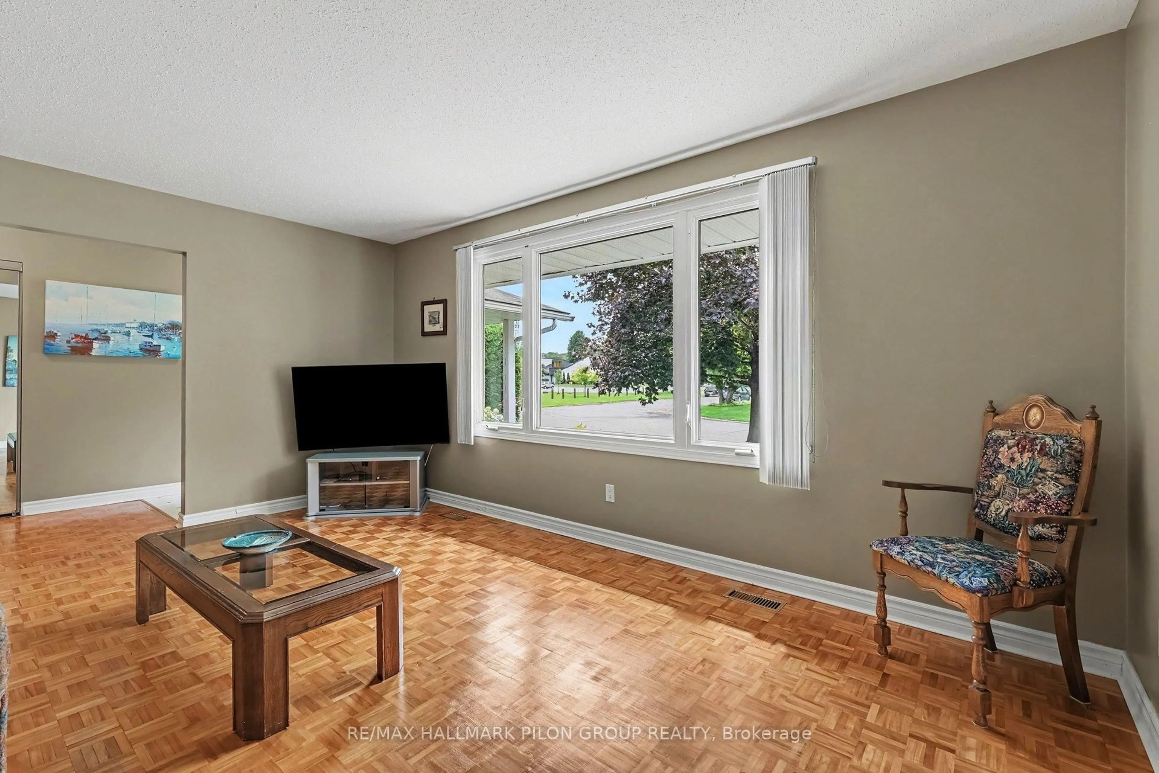 Living room with furniture, unknown for 496 Tisdale Cres, Ottawa Ontario K1J 7A6