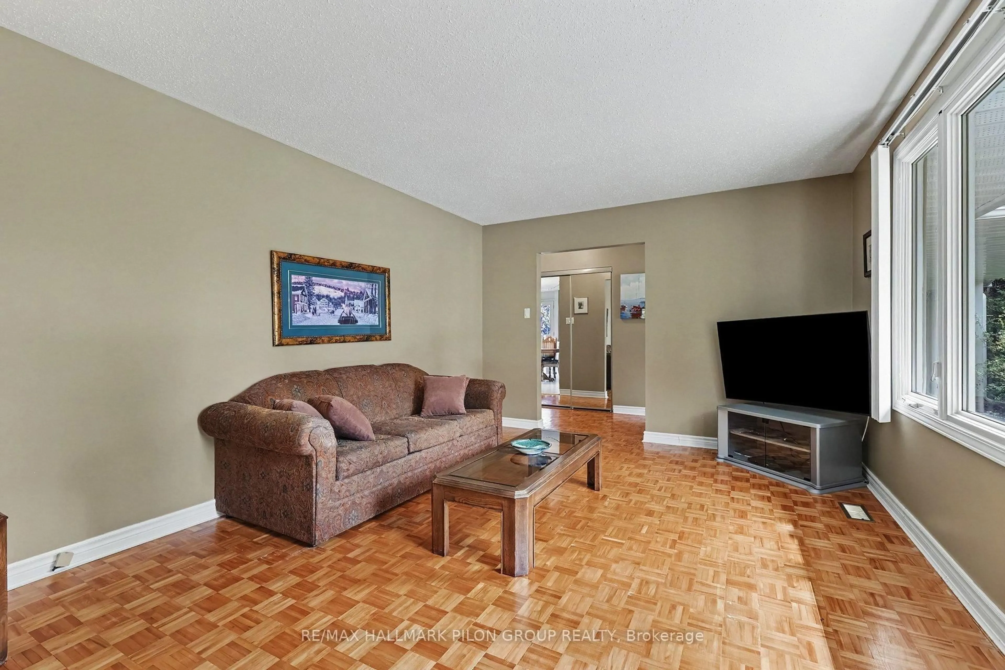 Living room with furniture, unknown for 496 Tisdale Cres, Ottawa Ontario K1J 7A6