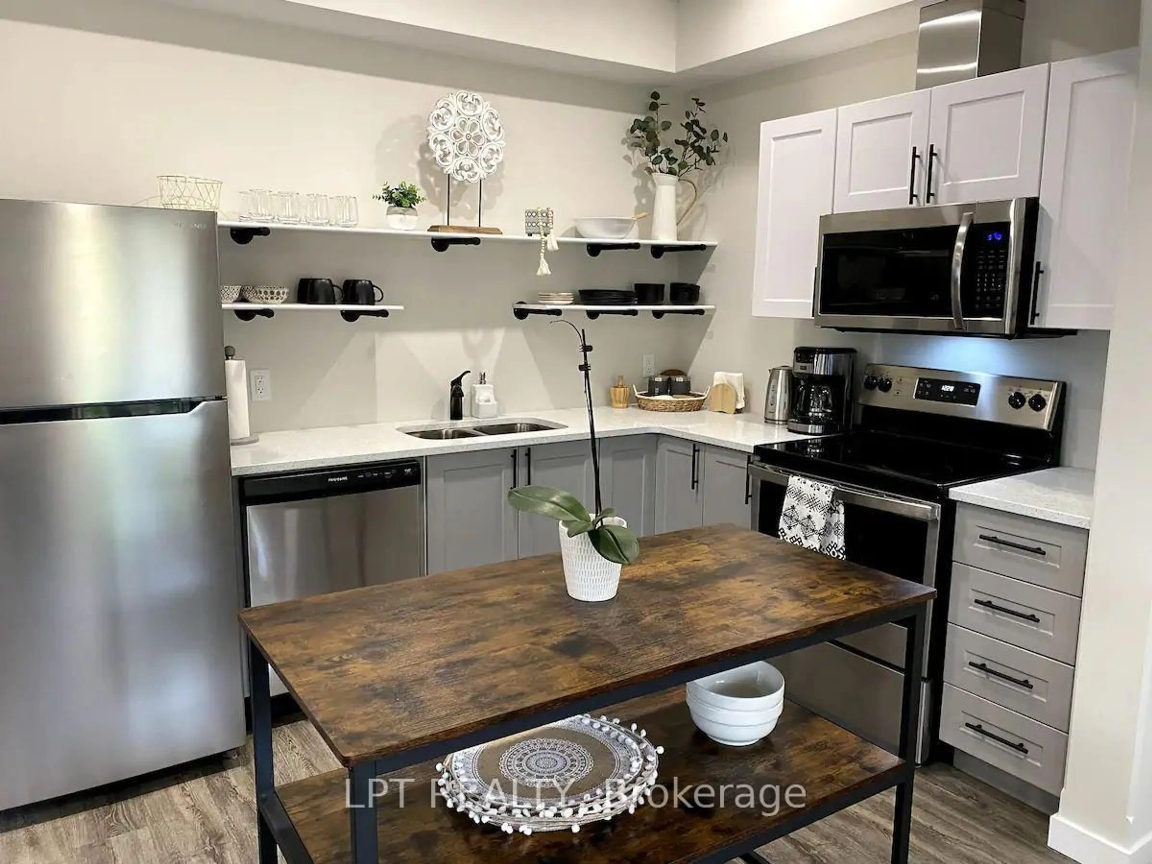 Open concept kitchen, unknown for 109 King St, Chatham-Kent Ontario N7M 3N1
