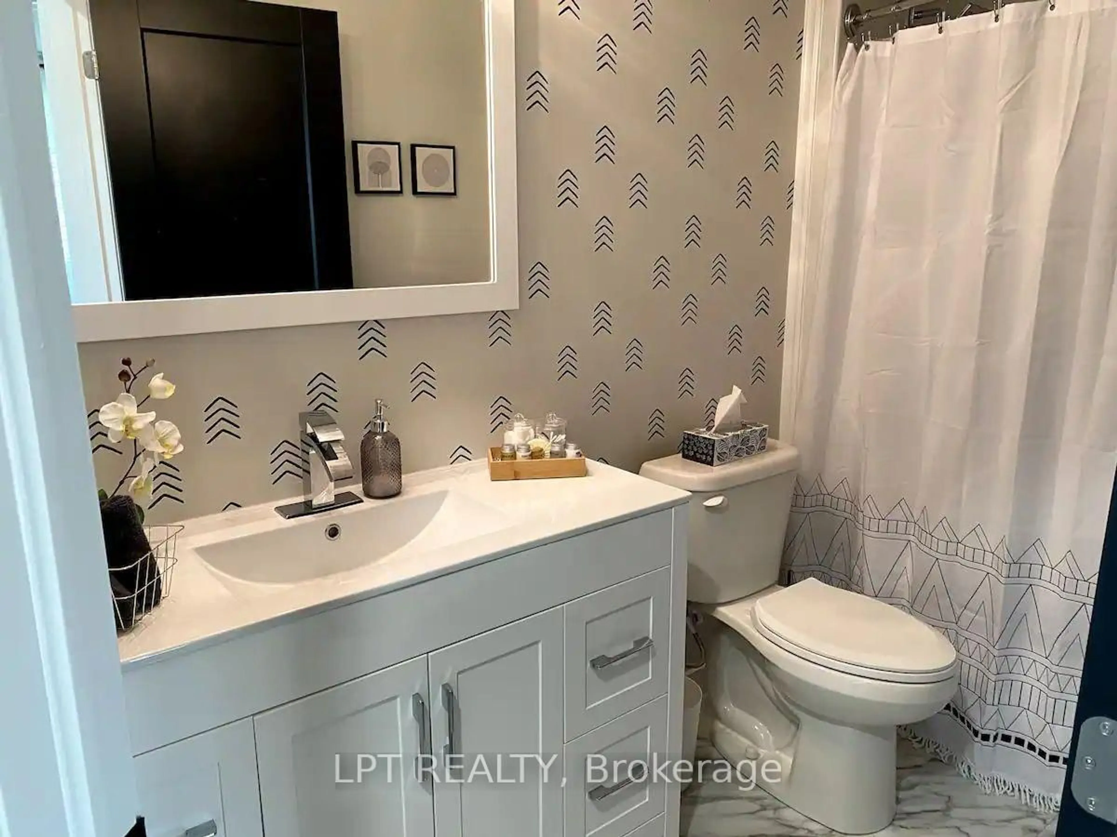 Standard bathroom, ceramic/tile floor for 109 King St, Chatham-Kent Ontario N7M 3N1