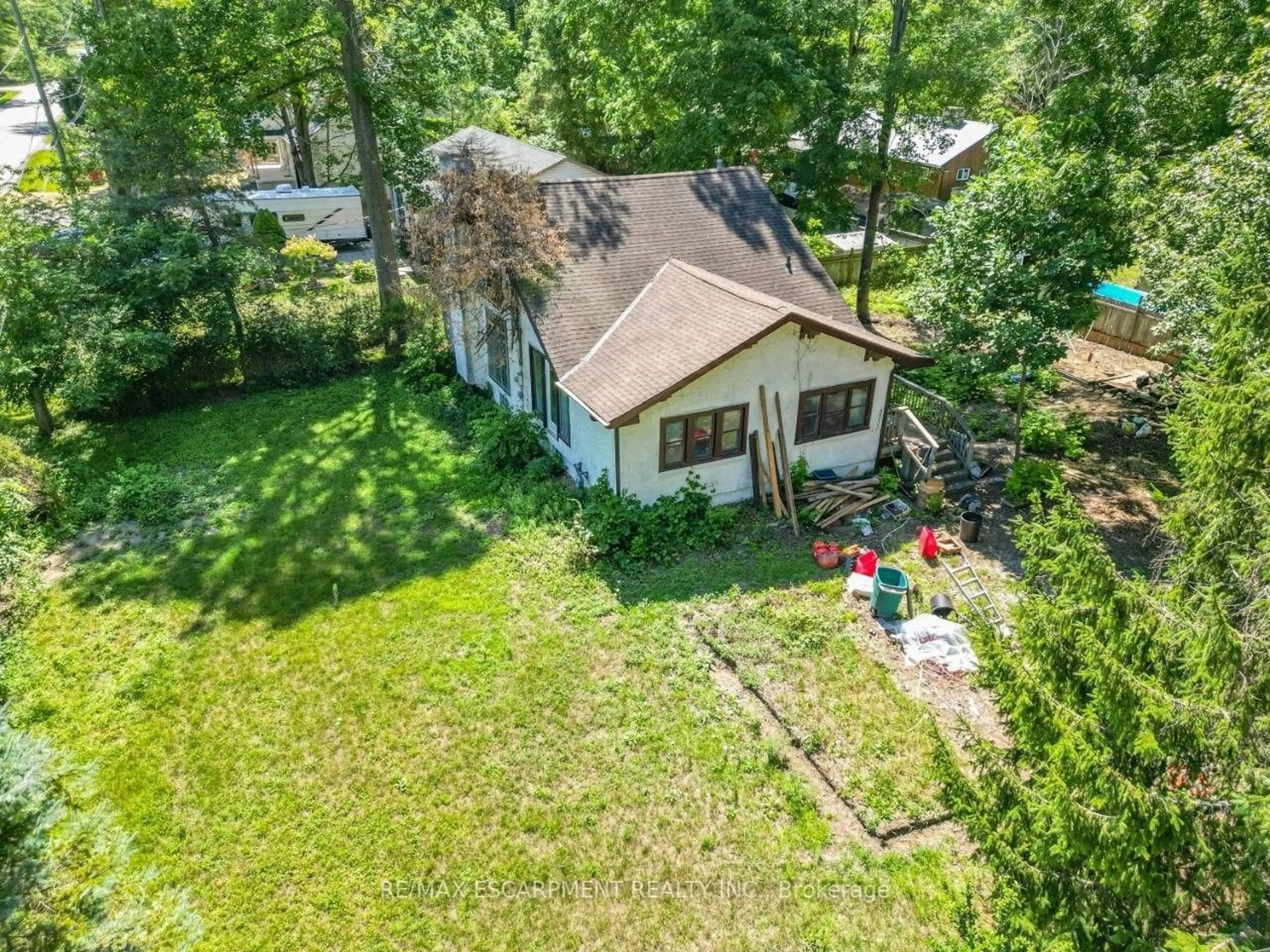 A pic from outside/outdoor area/front of a property/back of a property/a pic from drone, unknown for 3353 Hyman Ave, Fort Erie Ontario L0S 1N0