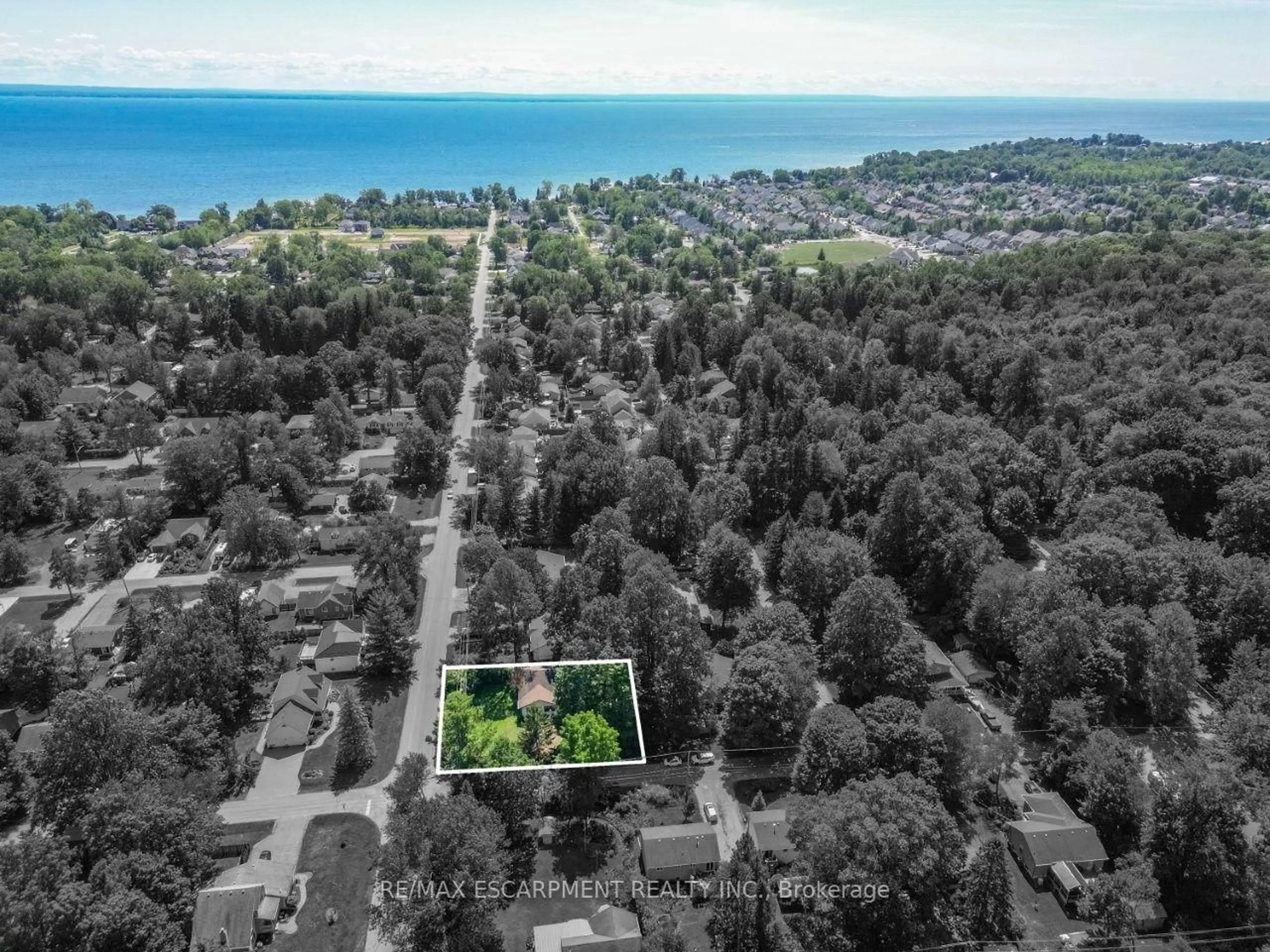 A pic from outside/outdoor area/front of a property/back of a property/a pic from drone, water/lake/river/ocean view for 3353 Hyman Ave, Fort Erie Ontario L0S 1N0