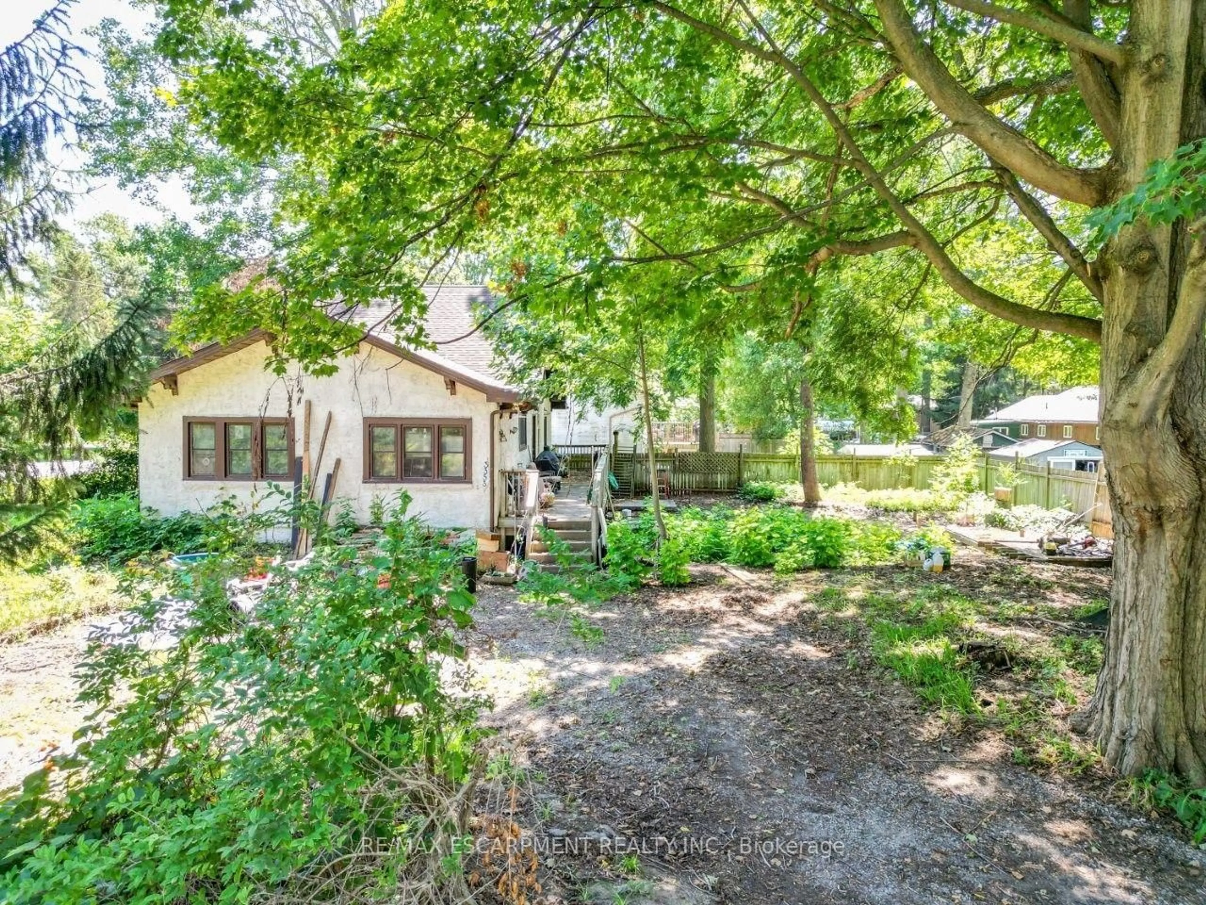 A pic from outside/outdoor area/front of a property/back of a property/a pic from drone, street for 3353 Hyman Ave, Fort Erie Ontario L0S 1N0