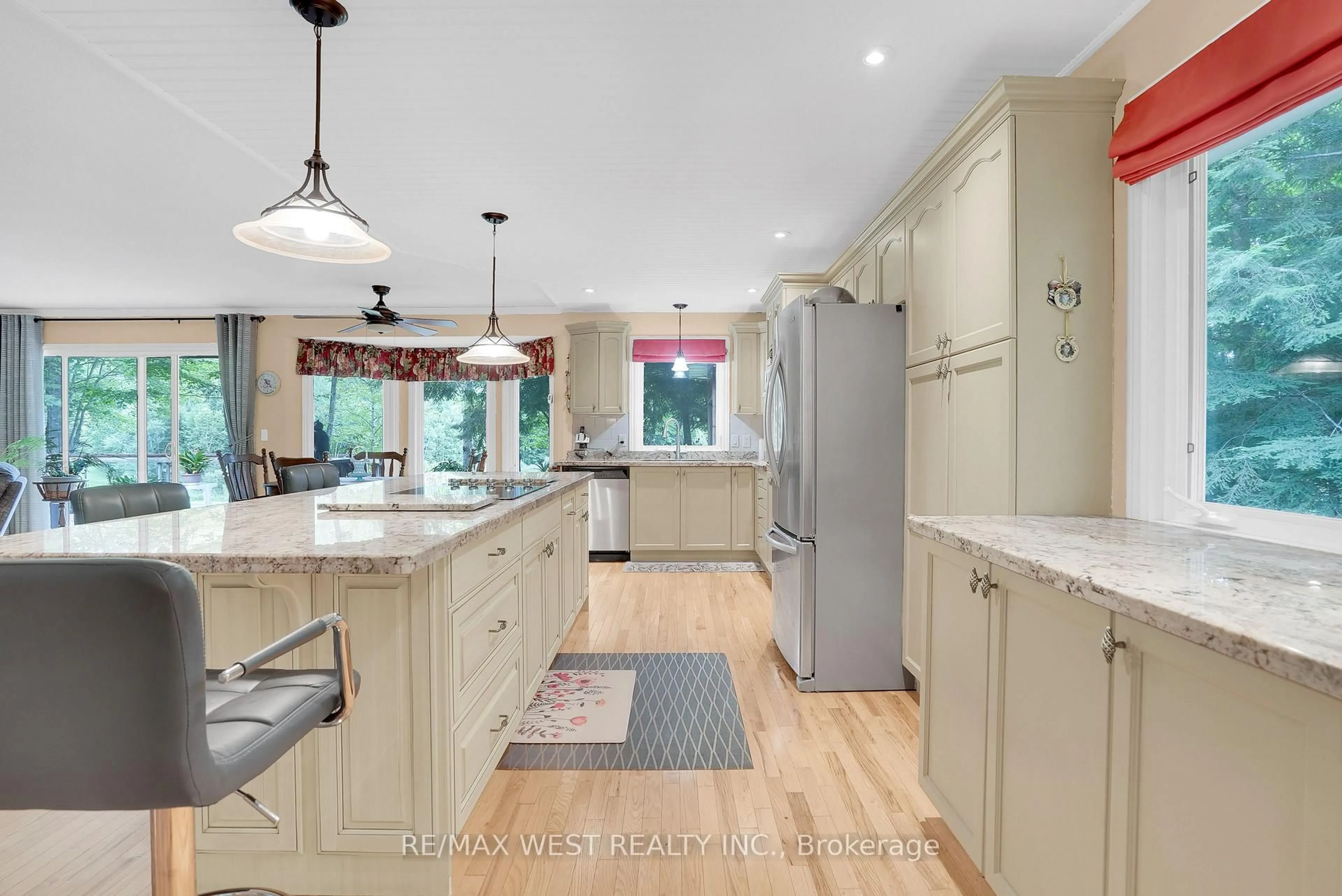 Open concept kitchen, ceramic/tile floor for 20 Deerhurst Highlands Dr, Huntsville Ontario P1H 1B1