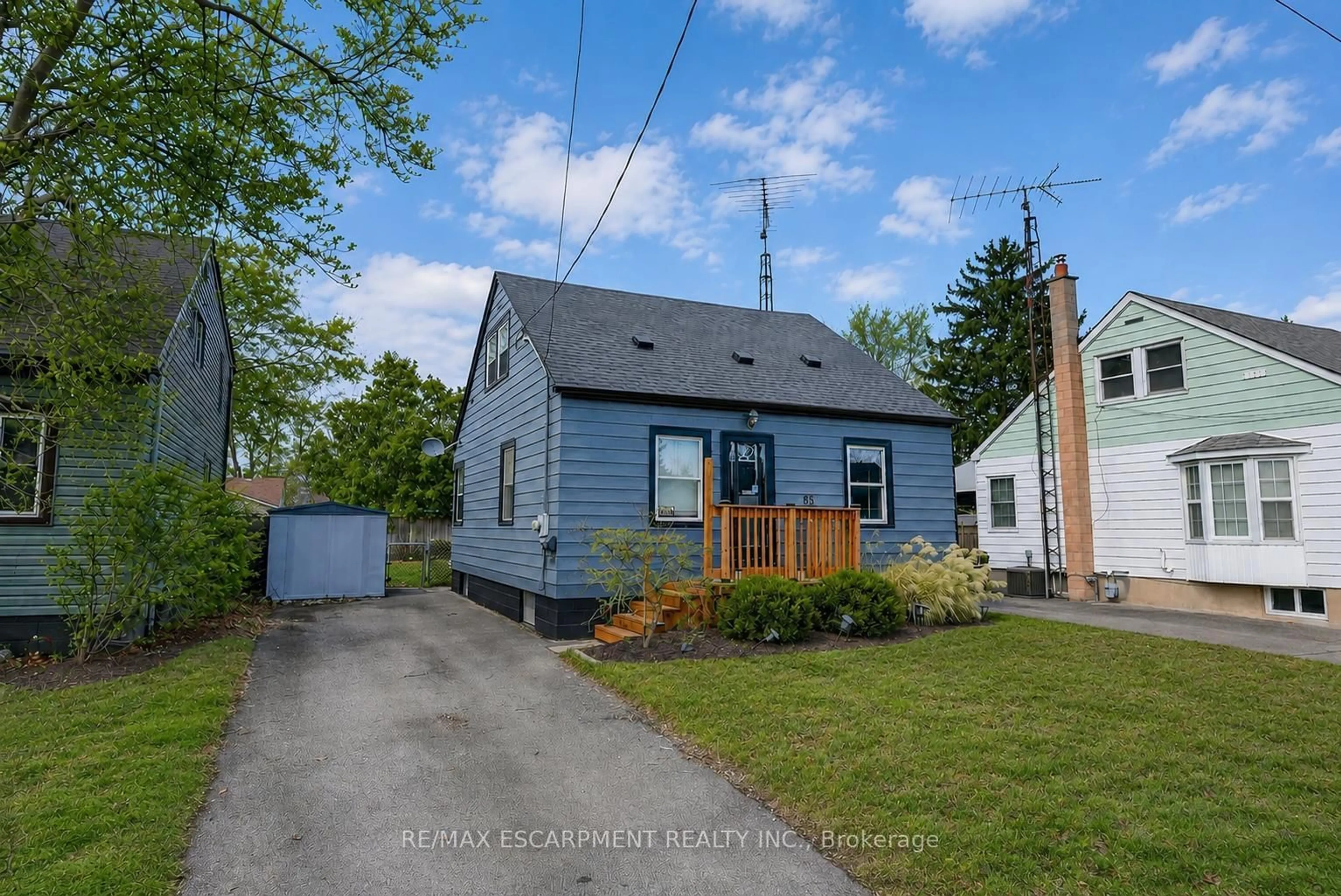 A pic from outside/outdoor area/front of a property/back of a property/a pic from drone, street for 85 Grass Ave, St. Catharines Ontario L2R 1T2