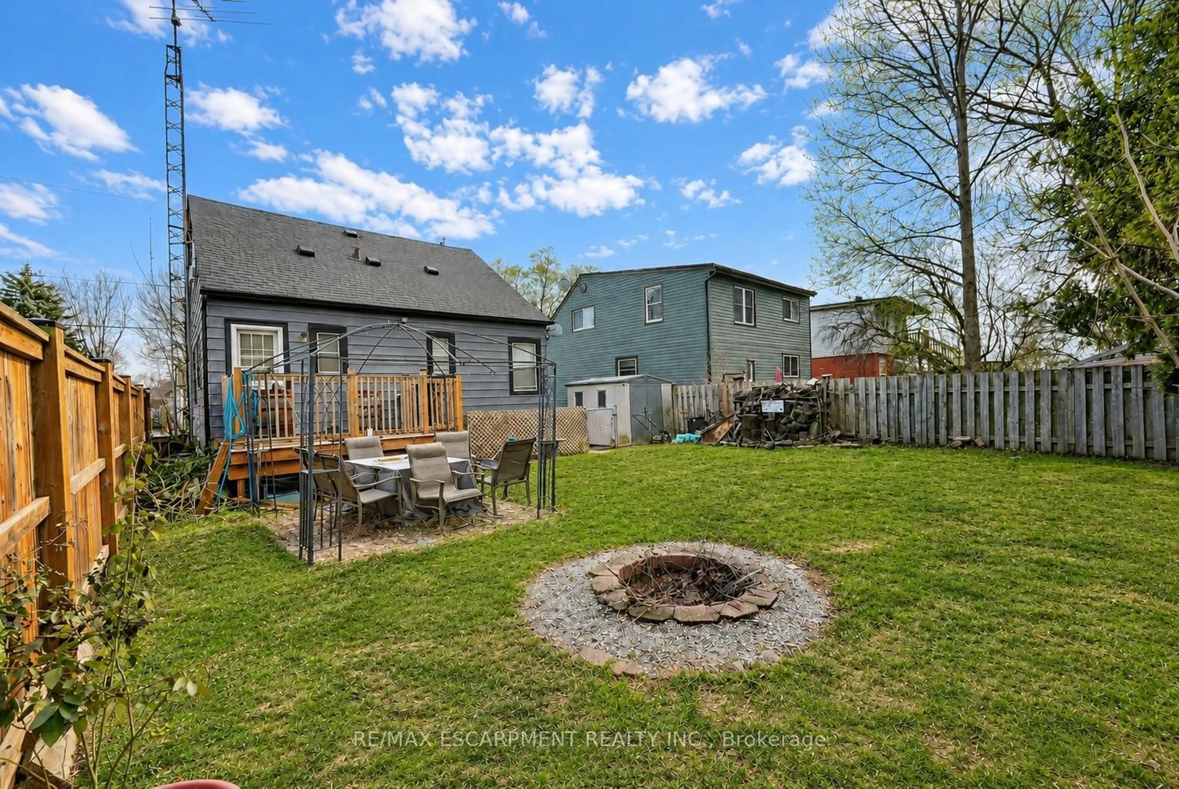 Patio, street for 85 Grass Ave, St. Catharines Ontario L2R 1T2