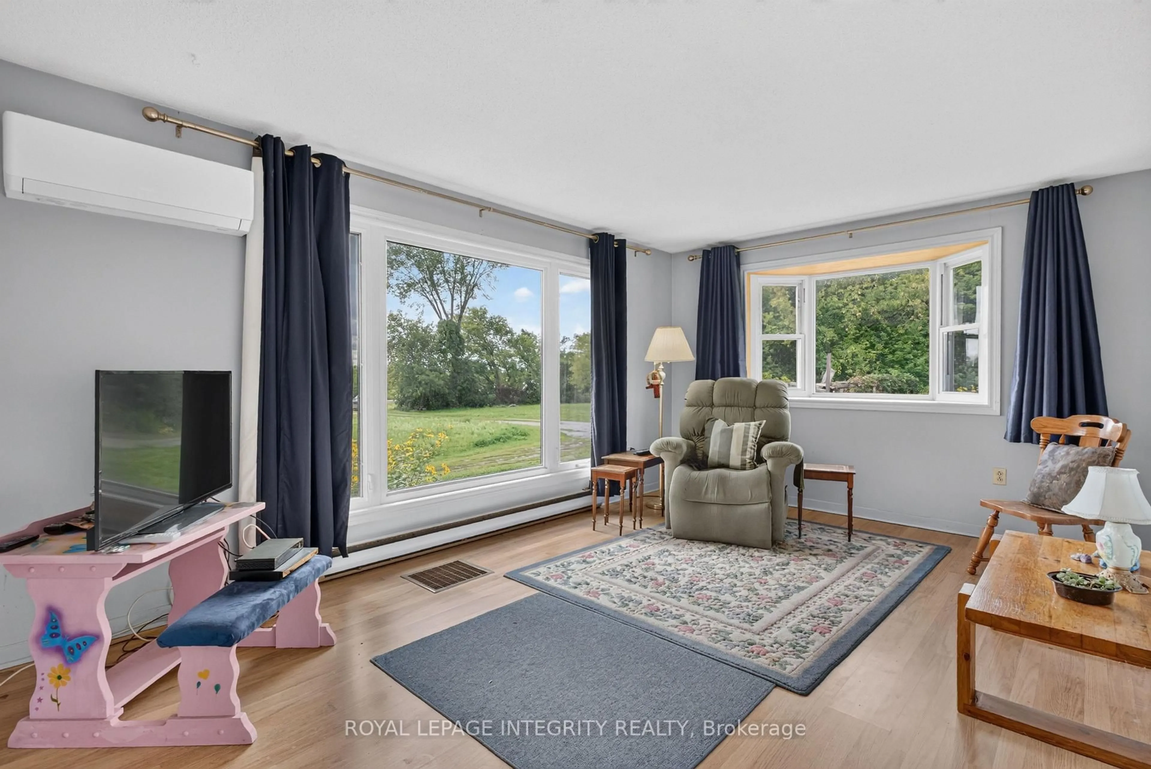 Living room with furniture, unknown for 2063 Dwyer Hill Rd, Ashton Ontario K0A 1B0
