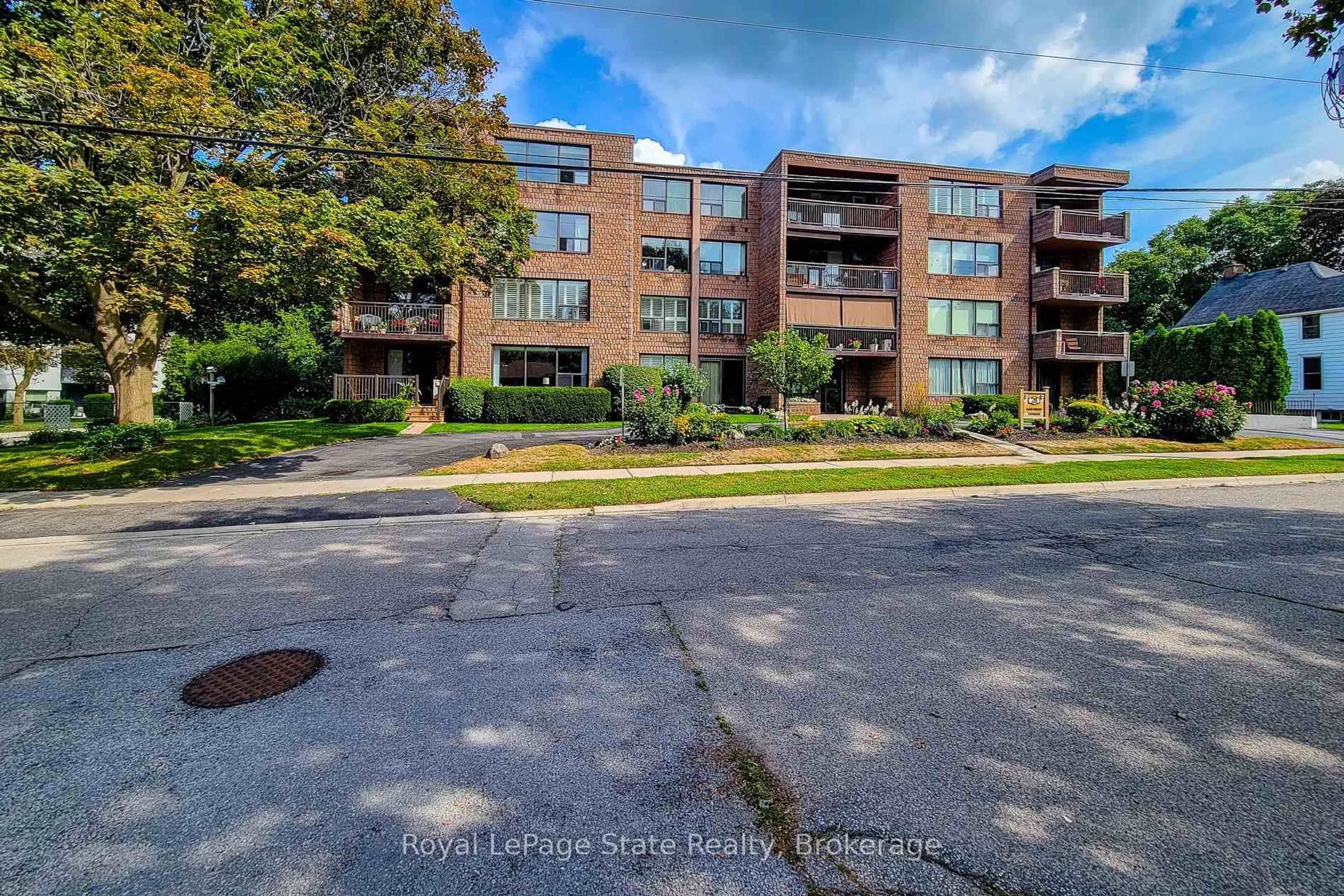 A pic from outside/outdoor area/front of a property/back of a property/a pic from drone, unknown for 28 Robinson St #405, Grimsby Ontario L3M 3C9