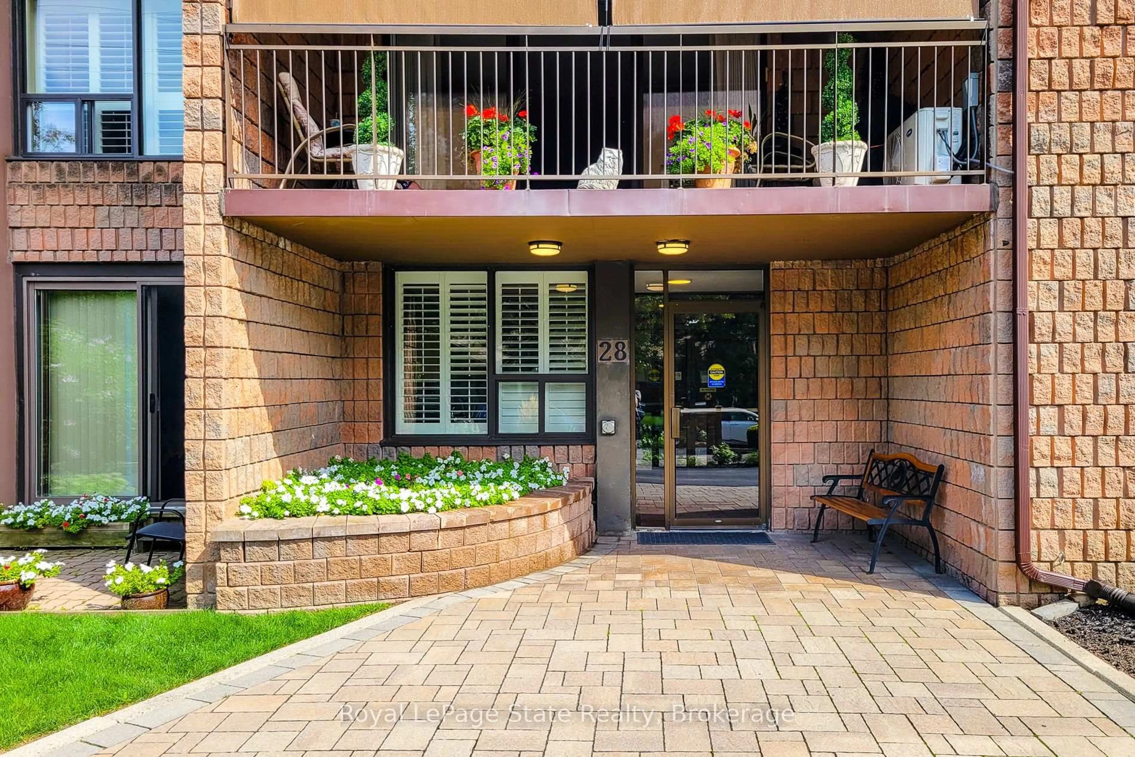 Patio, street for 28 Robinson St #405, Grimsby Ontario L3M 3C9