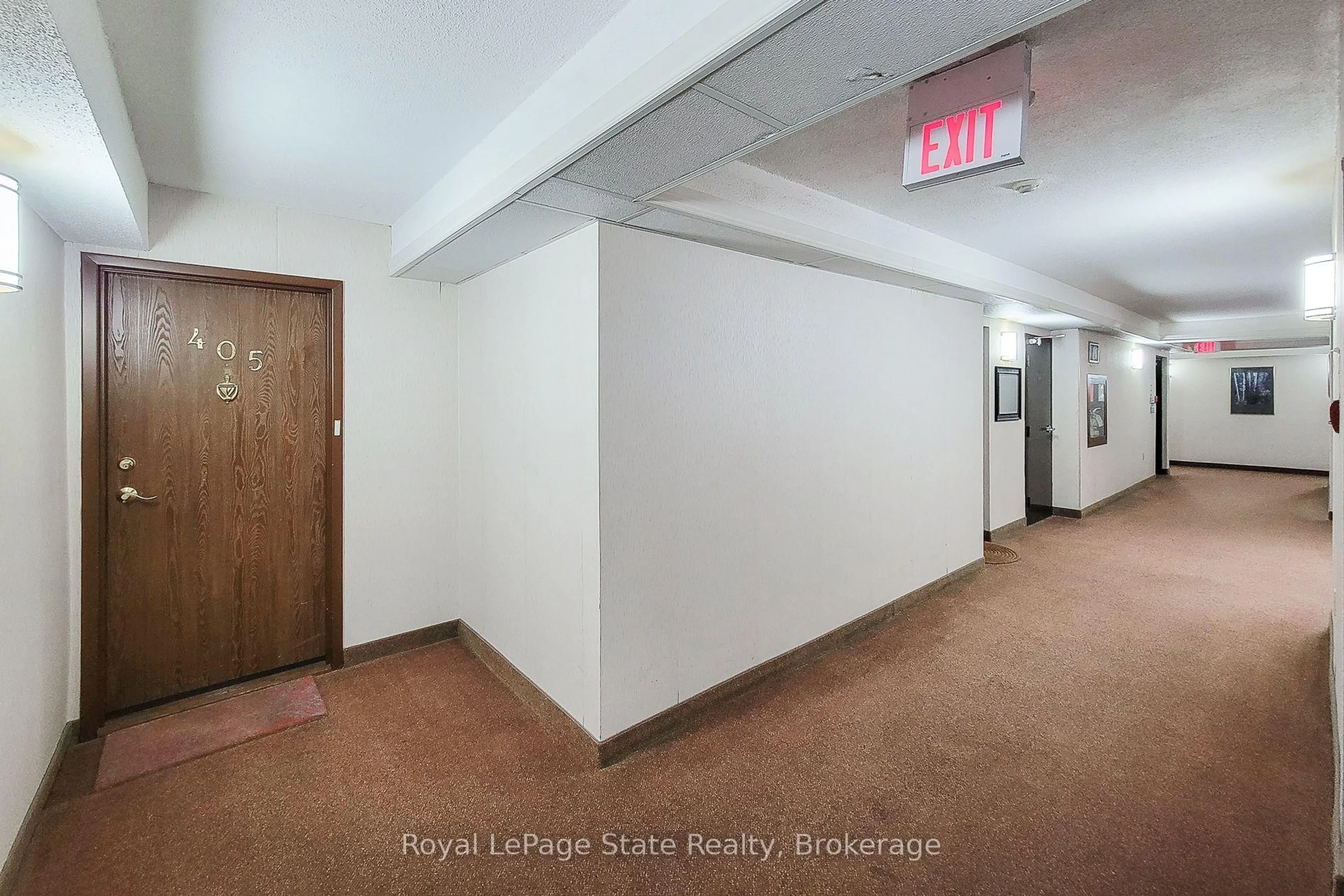 Indoor foyer for 28 Robinson St #405, Grimsby Ontario L3M 3C9