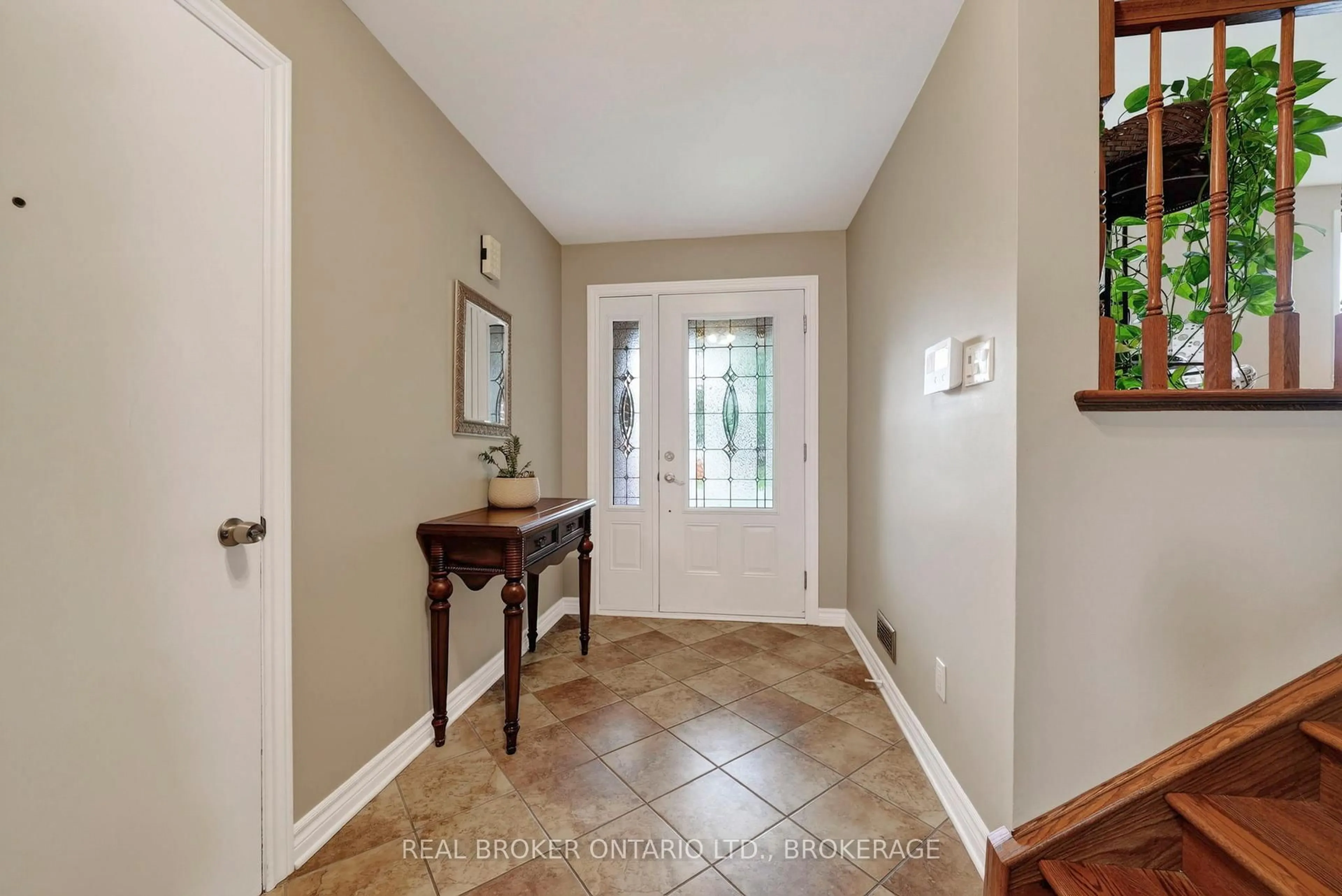 Indoor entryway for 1321 Stormont Dr, Cornwall Ontario K6H 6Y3