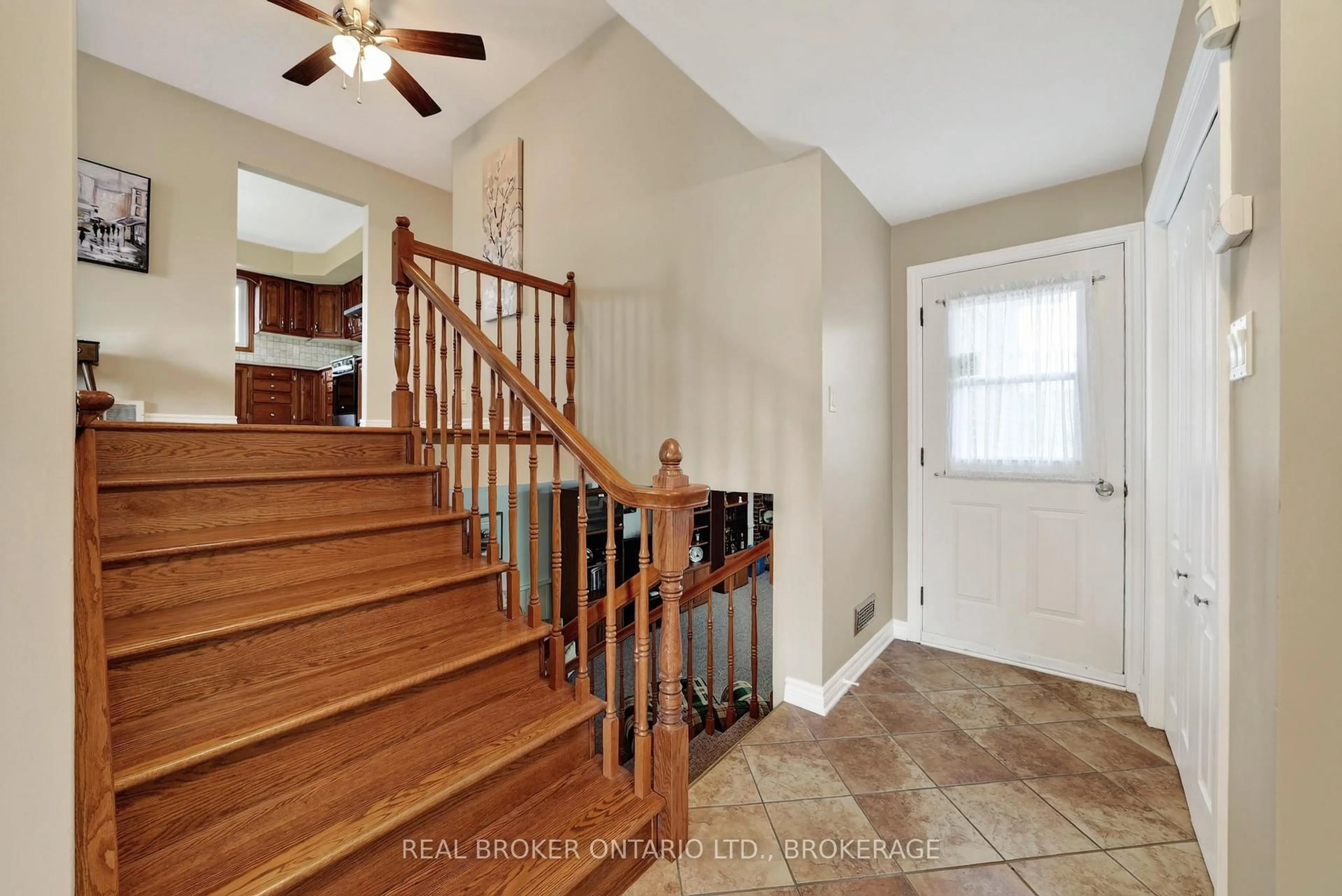 Indoor entryway for 1321 Stormont Dr, Cornwall Ontario K6H 6Y3
