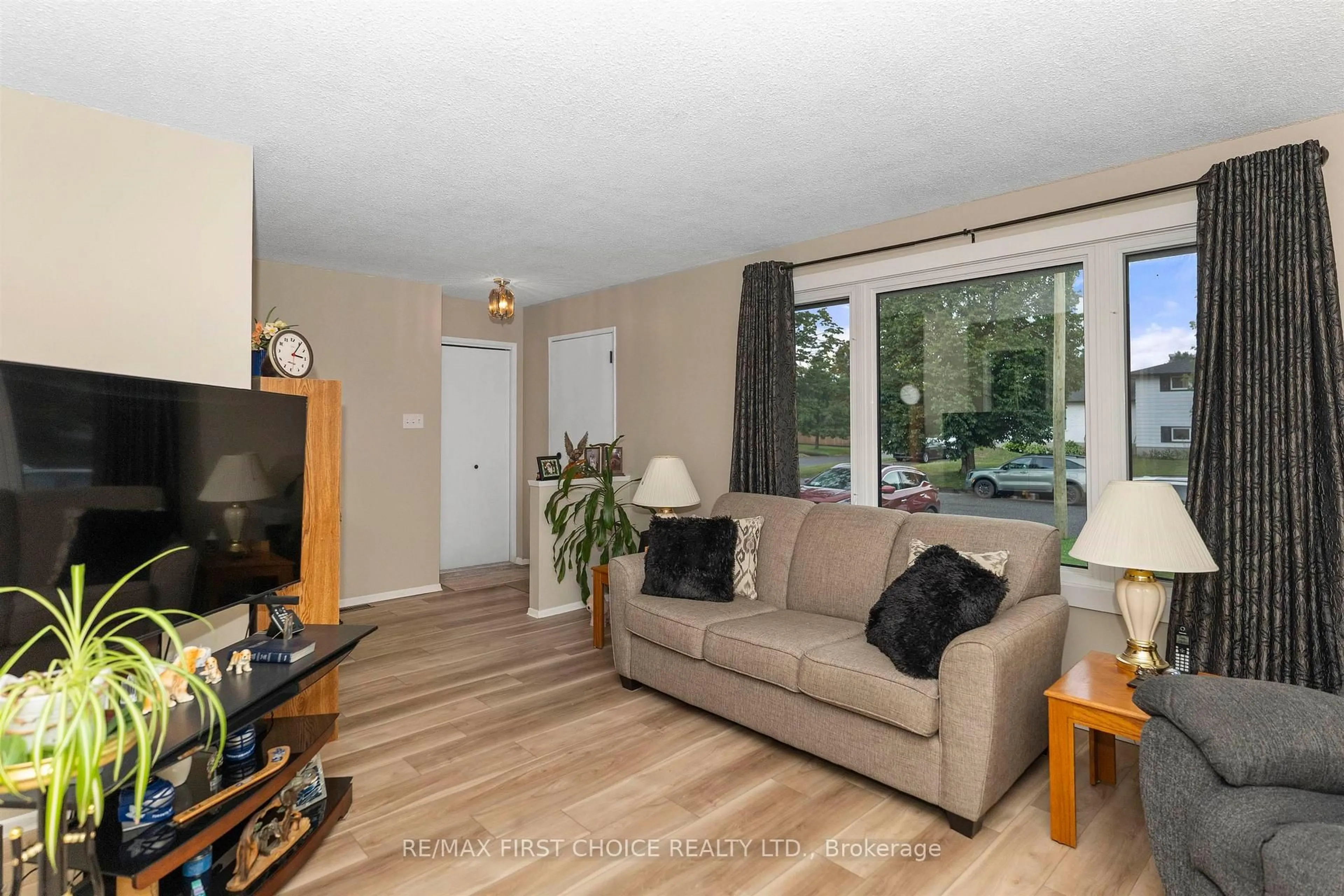 Living room with furniture, unknown for 422 Simon Fraser Dr, Thunder Bay Ontario P7C 4Z8