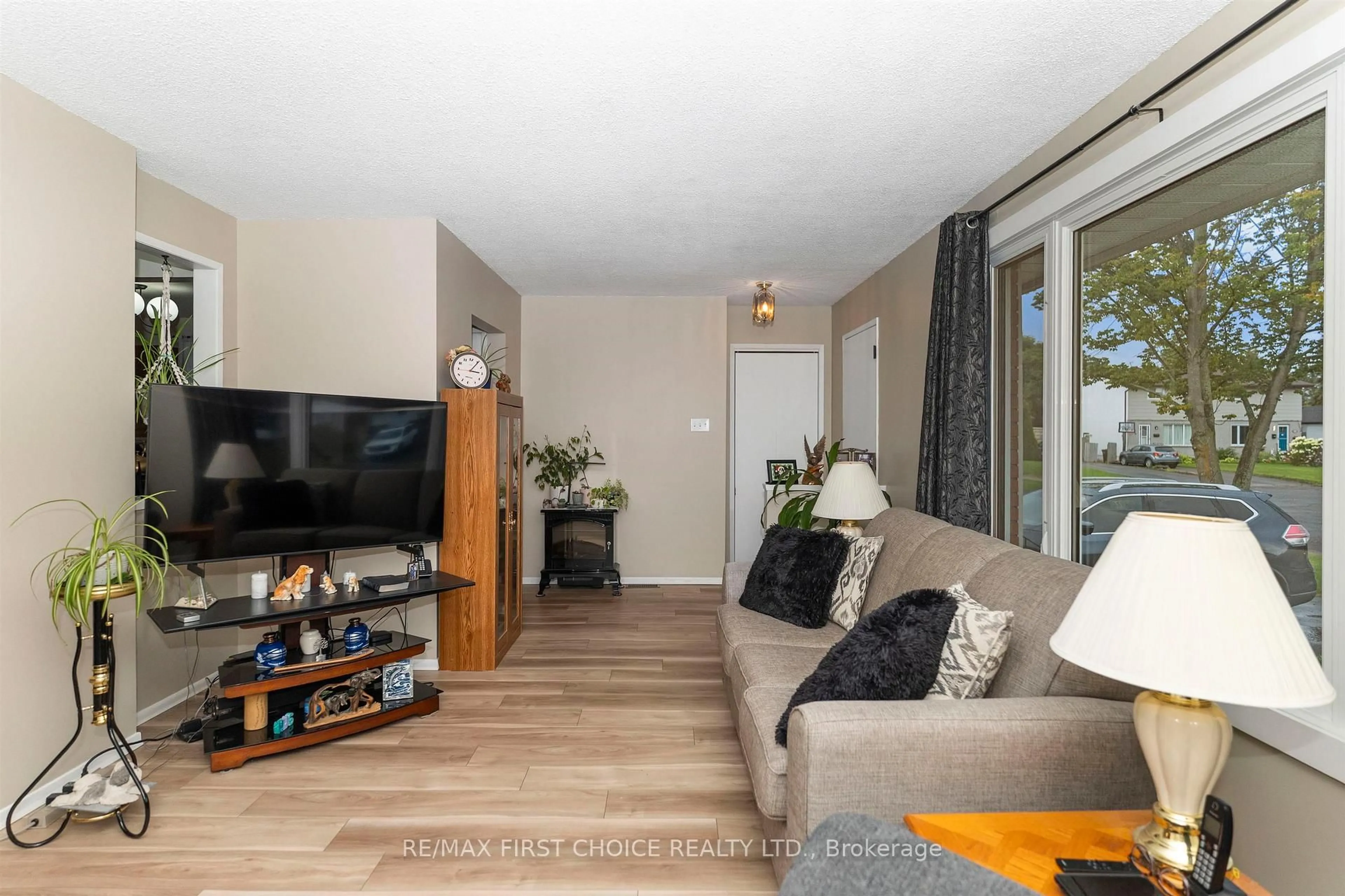 Living room with furniture, wood/laminate floor for 422 Simon Fraser Dr, Thunder Bay Ontario P7C 4Z8