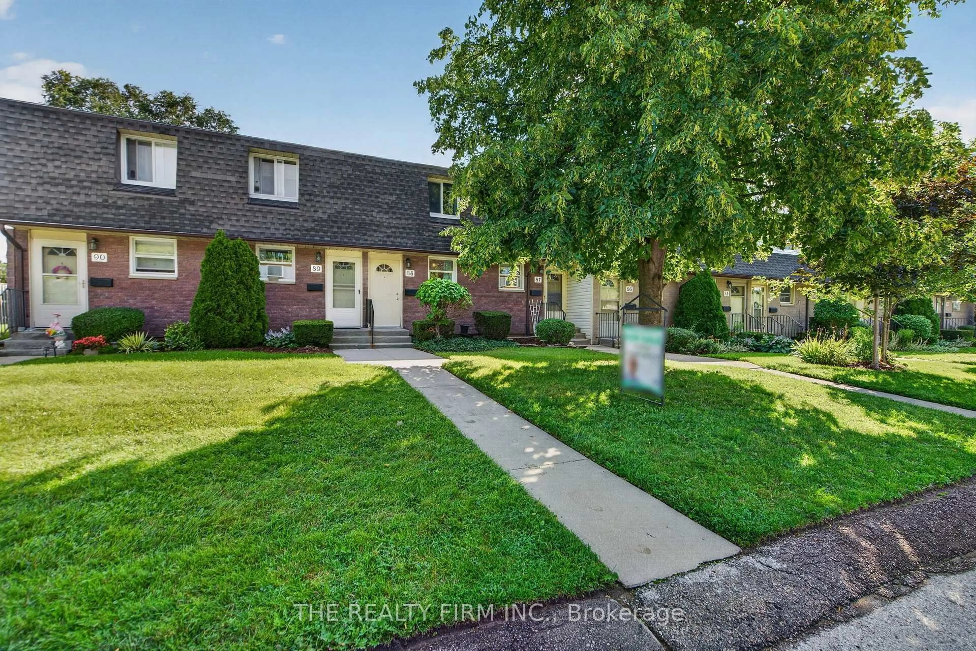 A pic from outside/outdoor area/front of a property/back of a property/a pic from drone, street for 1919 Trafalgar St #88, London East Ontario N5V 1A1