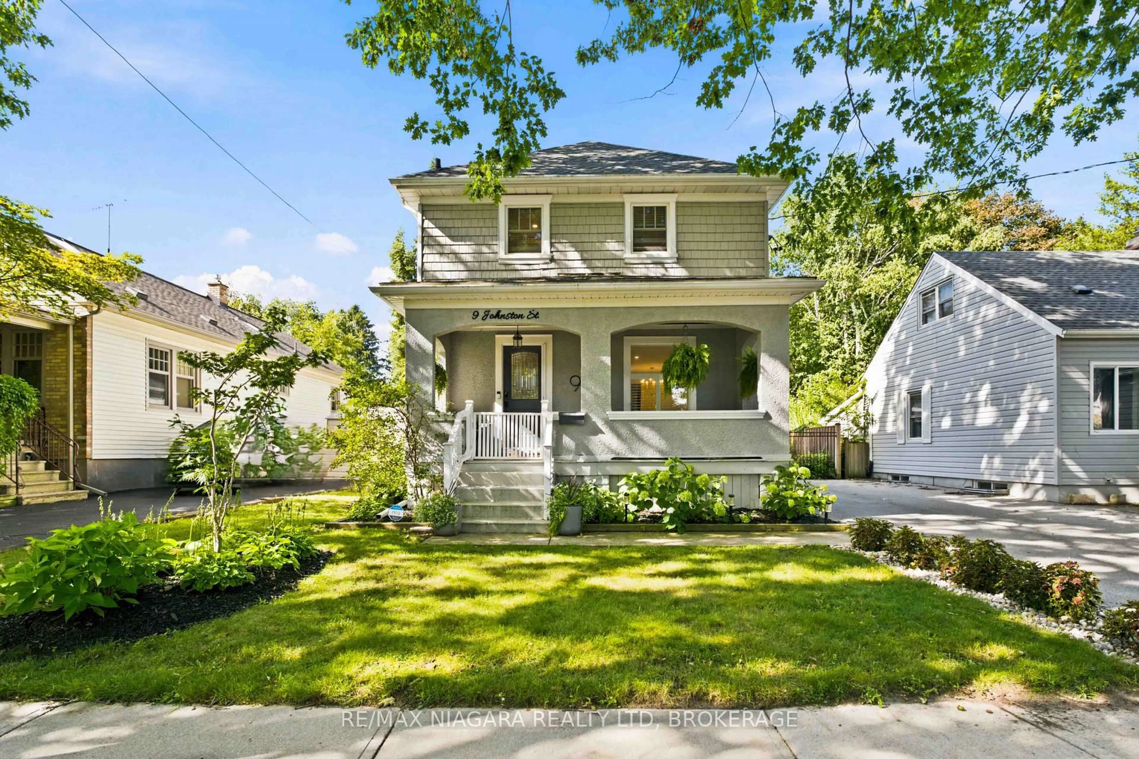 Home with vinyl exterior material, street for 9 JOHNSTON St, St. Catharines Ontario K2N 5K5