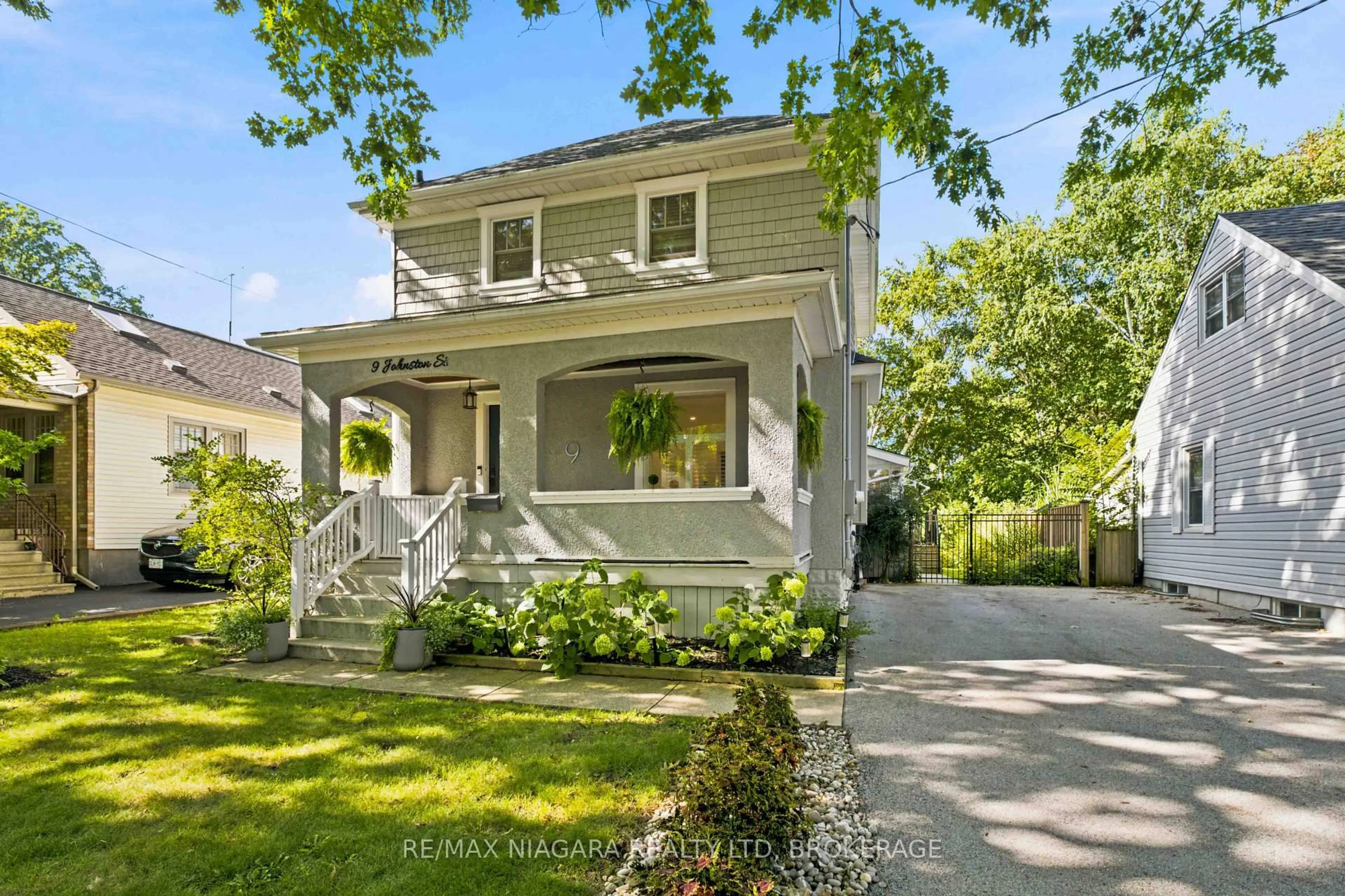 Home with vinyl exterior material, street for 9 JOHNSTON St, St. Catharines Ontario K2N 5K5