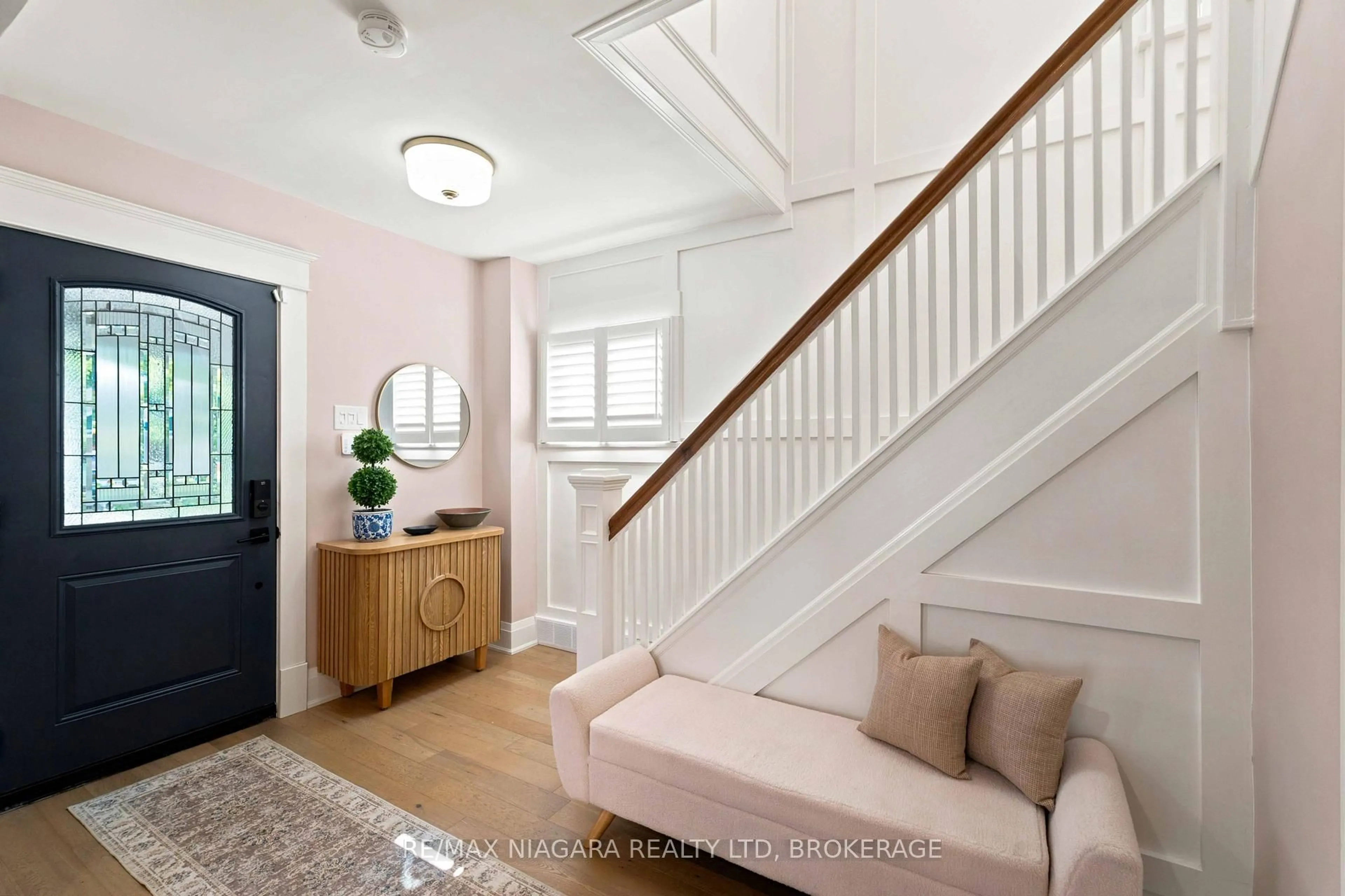 Indoor entryway for 9 JOHNSTON St, St. Catharines Ontario K2N 5K5