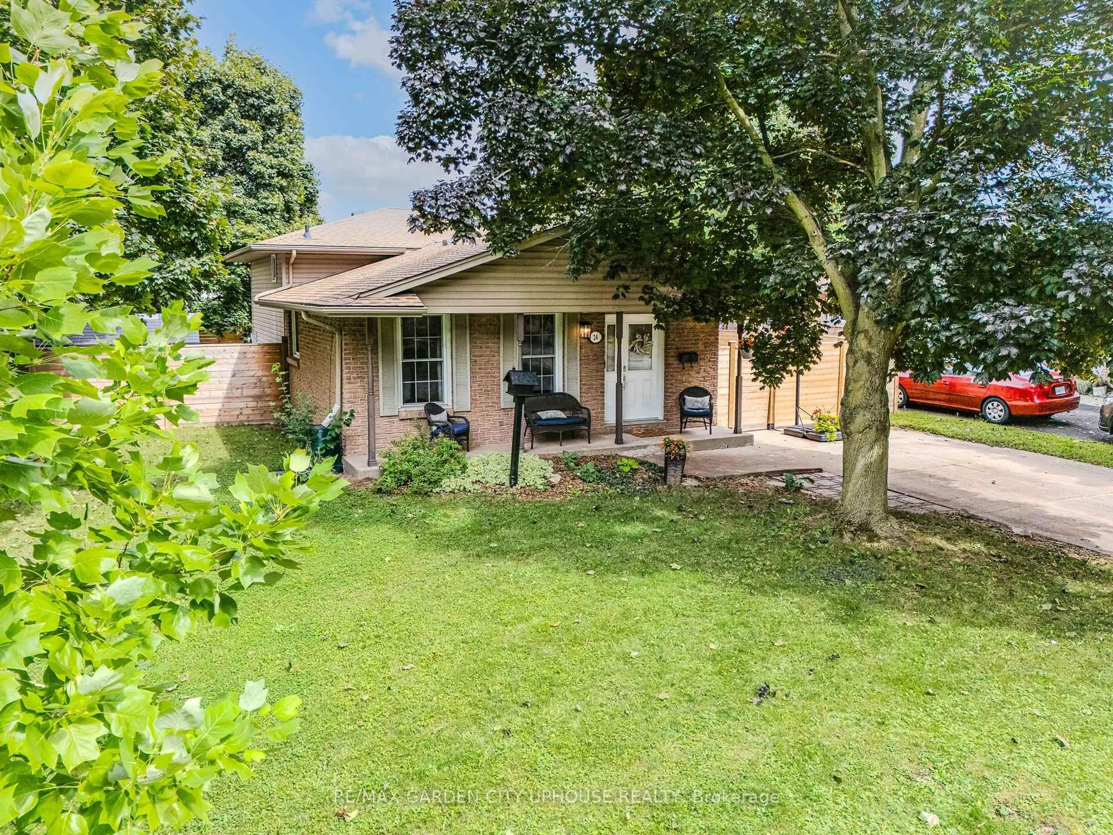 A pic from outside/outdoor area/front of a property/back of a property/a pic from drone, street for 24 Greenmeadow Crt, St. Catharines Ontario L2N 6Y8