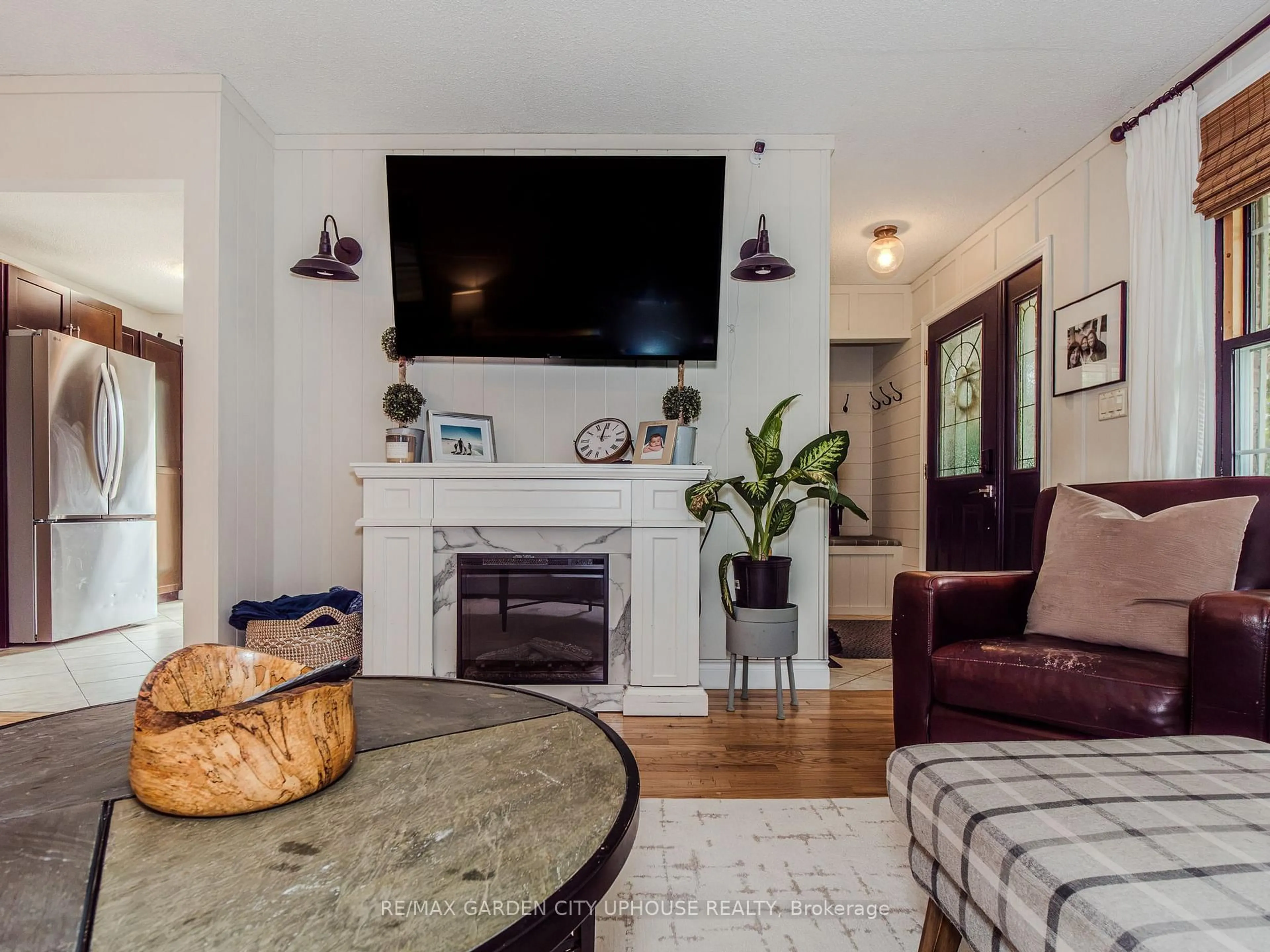 Living room with furniture, unknown for 24 Greenmeadow Crt, St. Catharines Ontario L2N 6Y8