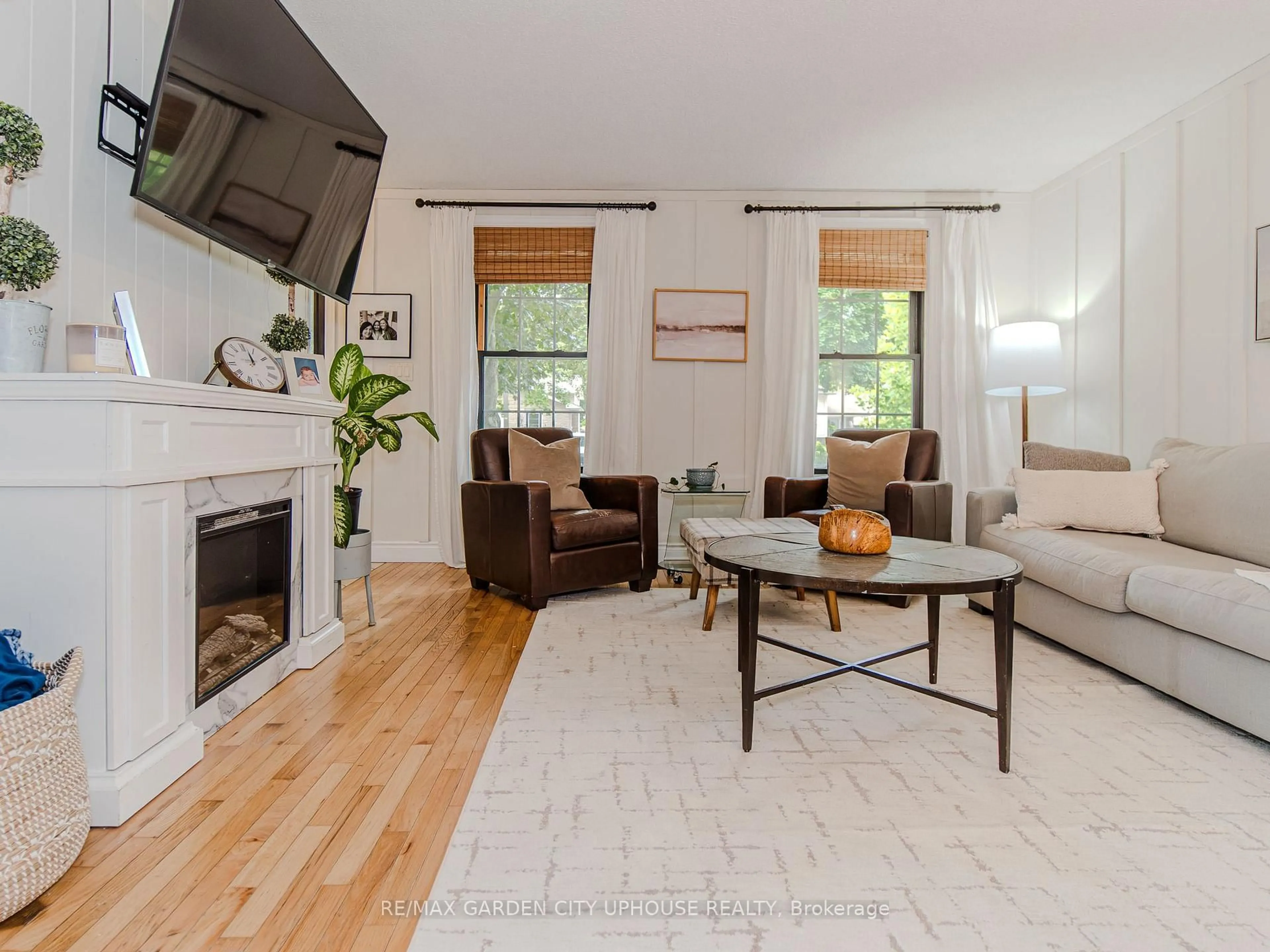 Living room with furniture, wood/laminate floor for 24 Greenmeadow Crt, St. Catharines Ontario L2N 6Y8