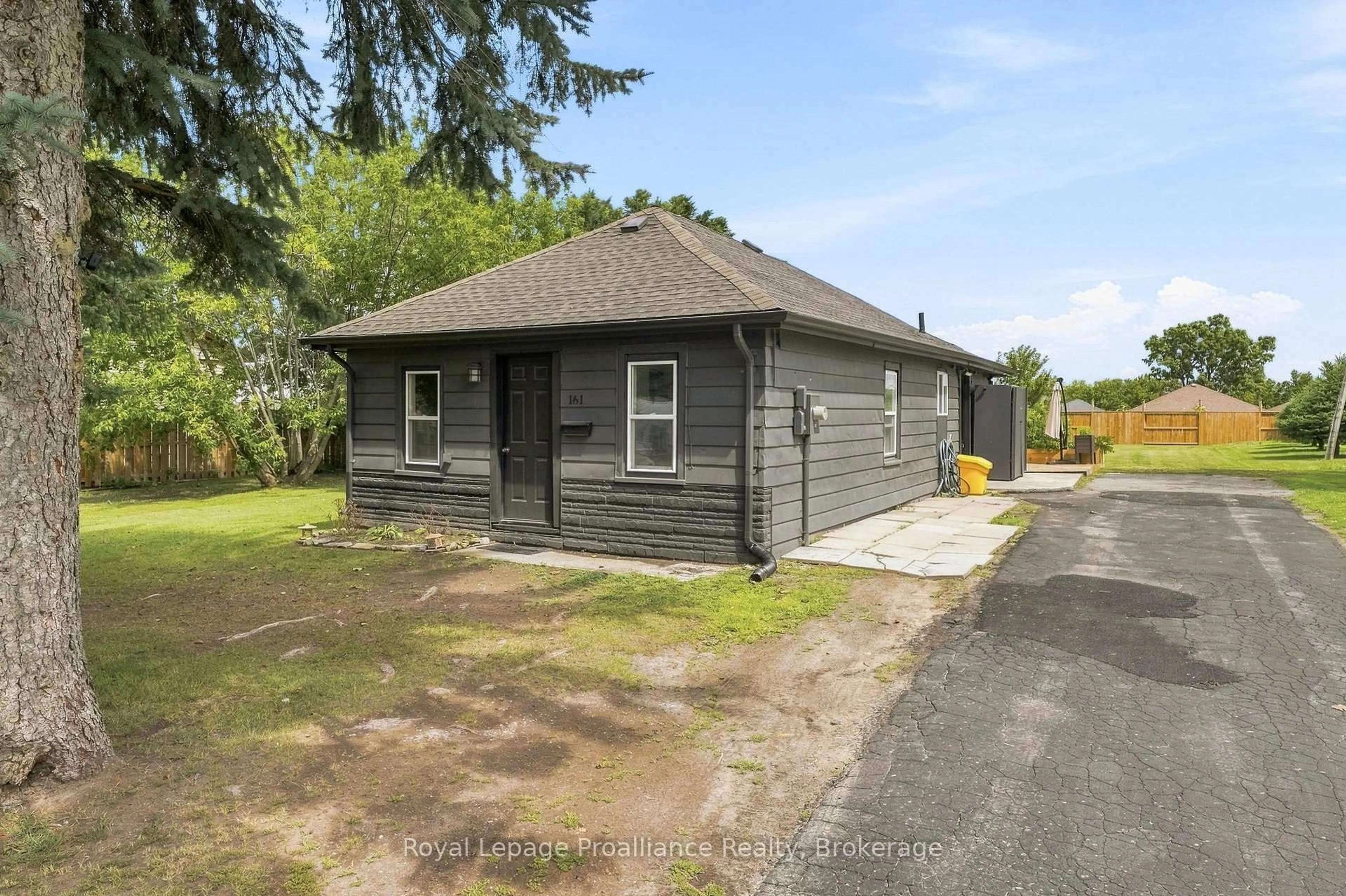 Shed for 161 University Ave, Belleville Ontario K8N 4Y4