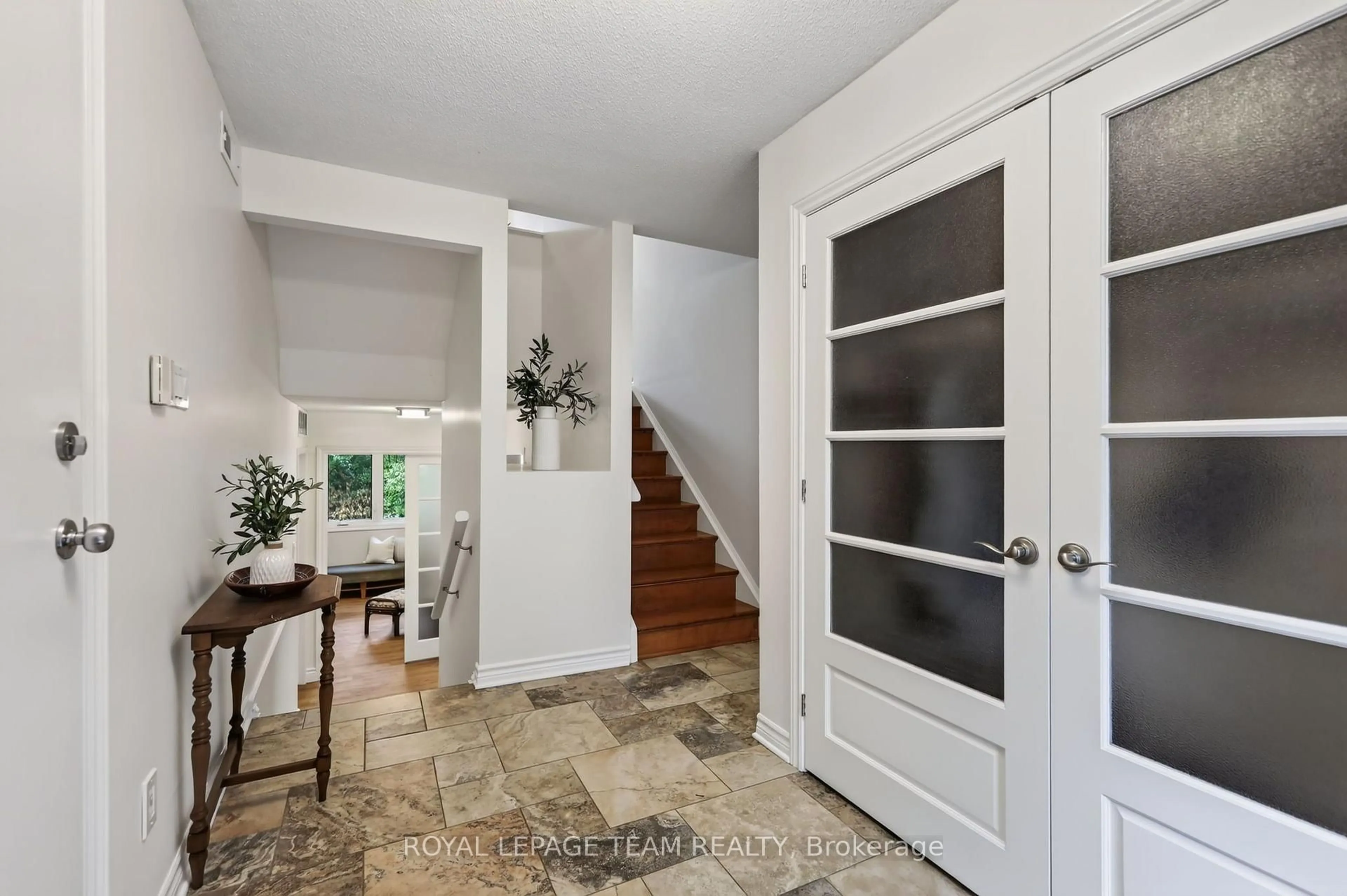 Indoor entryway for 655 Richmond Rd #30, Ottawa Ontario K2A 3Y3