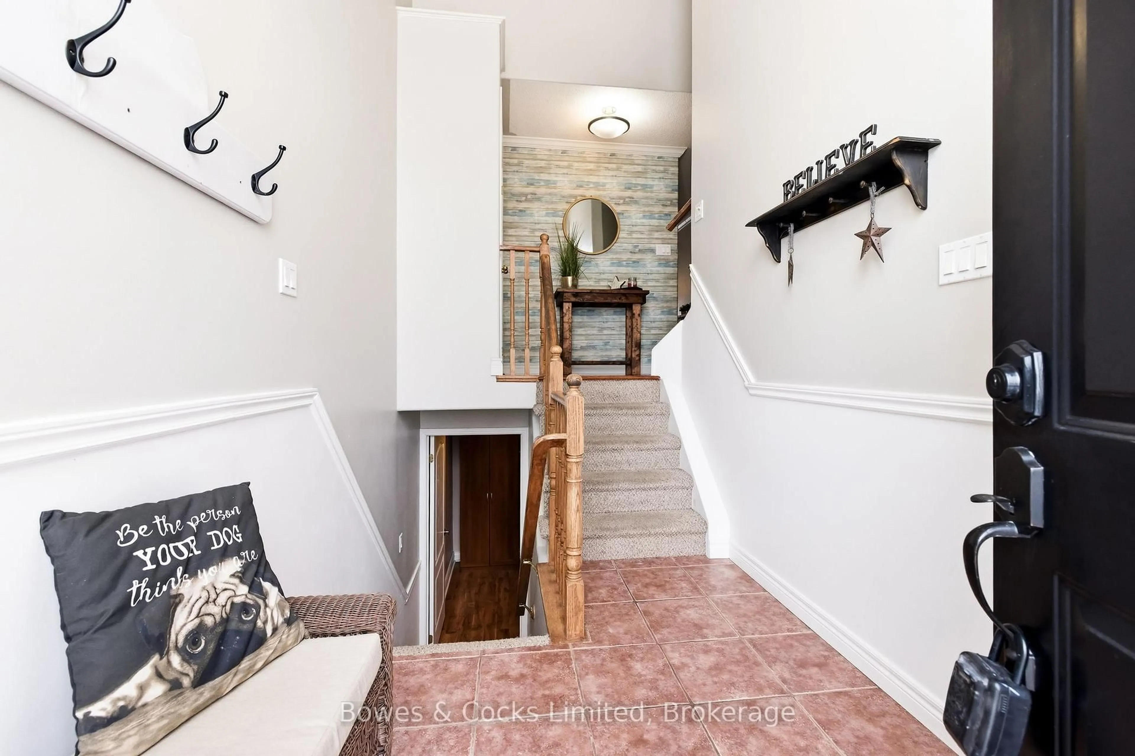Indoor entryway for 347 Middlefield Rd, Peterborough Ontario K9J 8S4