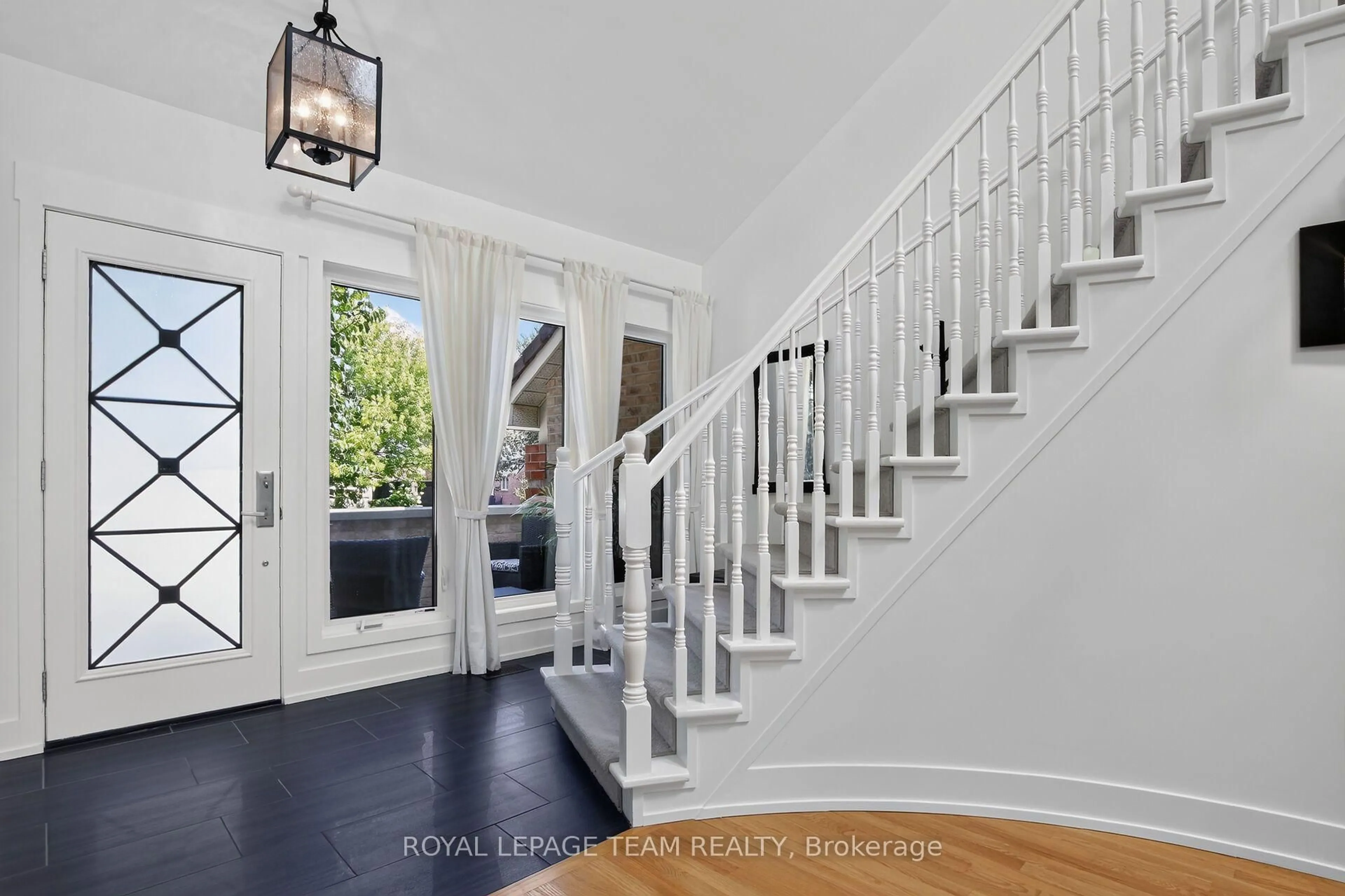 Indoor entryway for 15 Kintail Crt, Stittsville Ontario K2S 1G8